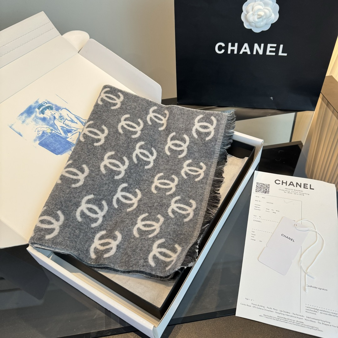 NO:587046,[Chanel’s most popular scarf from the truly fragrant series!  !  !  】Destined to be hot!  !  !  Now it’s not cold yet and everything is out of stock!  Super hard to buy!  !  !  We have once again benefited the world, giving everyone the absolute best quality, KO all the way, perfect appearance!  Don’t worry. According to the laws of fashion, don’t wait for the weather to get cold. You can only envy others who can waste it. The number of good things now is really too small to save anyone. The season is about to change and prepare it in advance. You can use it as soon as it gets cold. Recommended size is 35*180cm, 95 wool 5 cashmere scarf. High version scarf, high version scarf, chanel19860909【真香系列chanel爆款围巾！！！】注定要火火火啊！！！现在天还没冷就各种断货等货了！超级难买！！！我们又一次造福人间了,给到大家绝对是最好的品质,KO各路,完美品相！放心入根据时尚定律,别等天冷了只能羡慕别人可以浪,现在好的东西真的数量太少不留人,马上要换季提前备好,等一冷立马可以用起来推荐推荐推荐尺寸大小为35*180cm,95羊毛5羊绒围巾.高版本围巾,高版本围巾,chanel,scarf