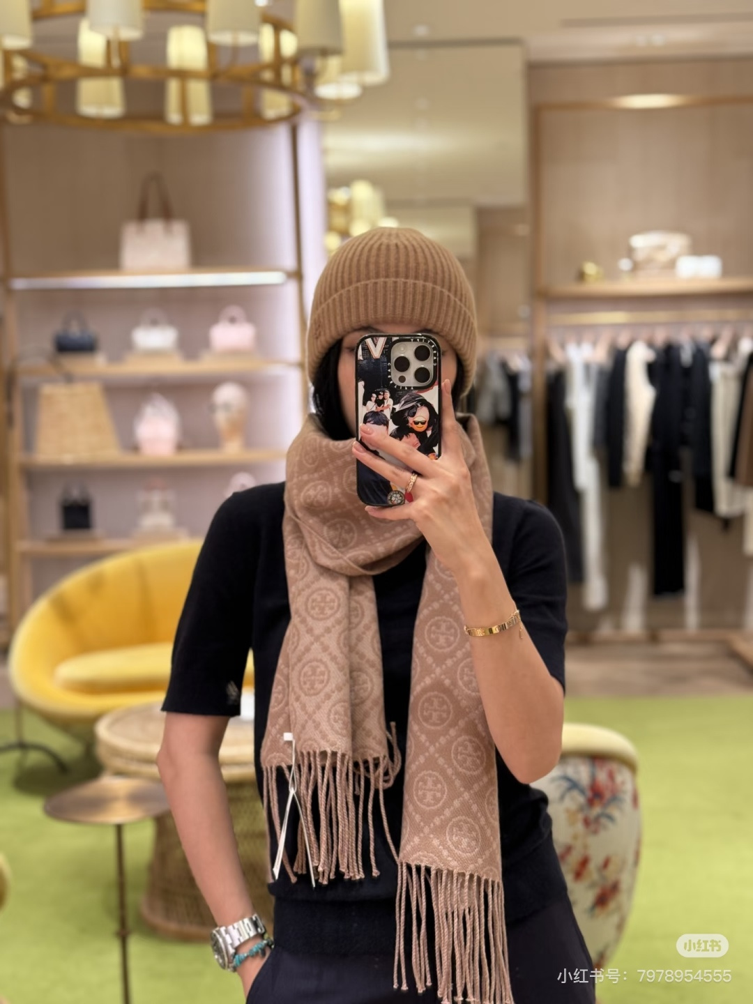 NO:587066,Top imported cashmere TORY BURCH.TB new double-sided scarf navy blue material 50 wool cotton size 166CM*35CM Light luxury matching, simple shades of printed large logo on the upper body is very elegant, super versatile, a light luxury choice for personalized ladies, unobtrusive, highlighting gentle temperament!  high version scarf,high version scarf,burberry19860909顶级进口羊绒 TORY BURCH.TB新款双面围巾海军蓝 材质50羊毛棉 尺寸166CM*35CM 轻奢搭配,简单的深浅印花大logo上身很有气质,超级百搭,个性小姐姐轻奢选择,不张扬,凸显温柔气质！高版本围巾,高版本围巾,burberry,scarf