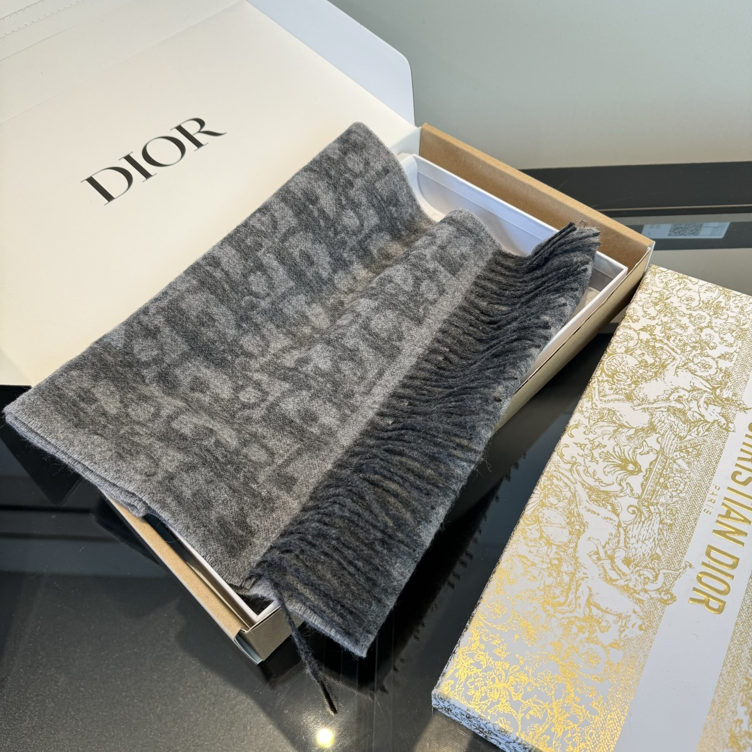 Dior Dior迪奥 以其精湛的工艺技术和源源不断的想像力 成为当代最具艺术魅力法国巴黎的高档品牌 下方充满奢华气息的Dior灵魂LOGO 为 的围巾注入灵魂 条纹格子花纹 暖心又大方百搭 是每年都必不可少的搭配 让奢华与高雅自然轻松的出现在身上 180*30