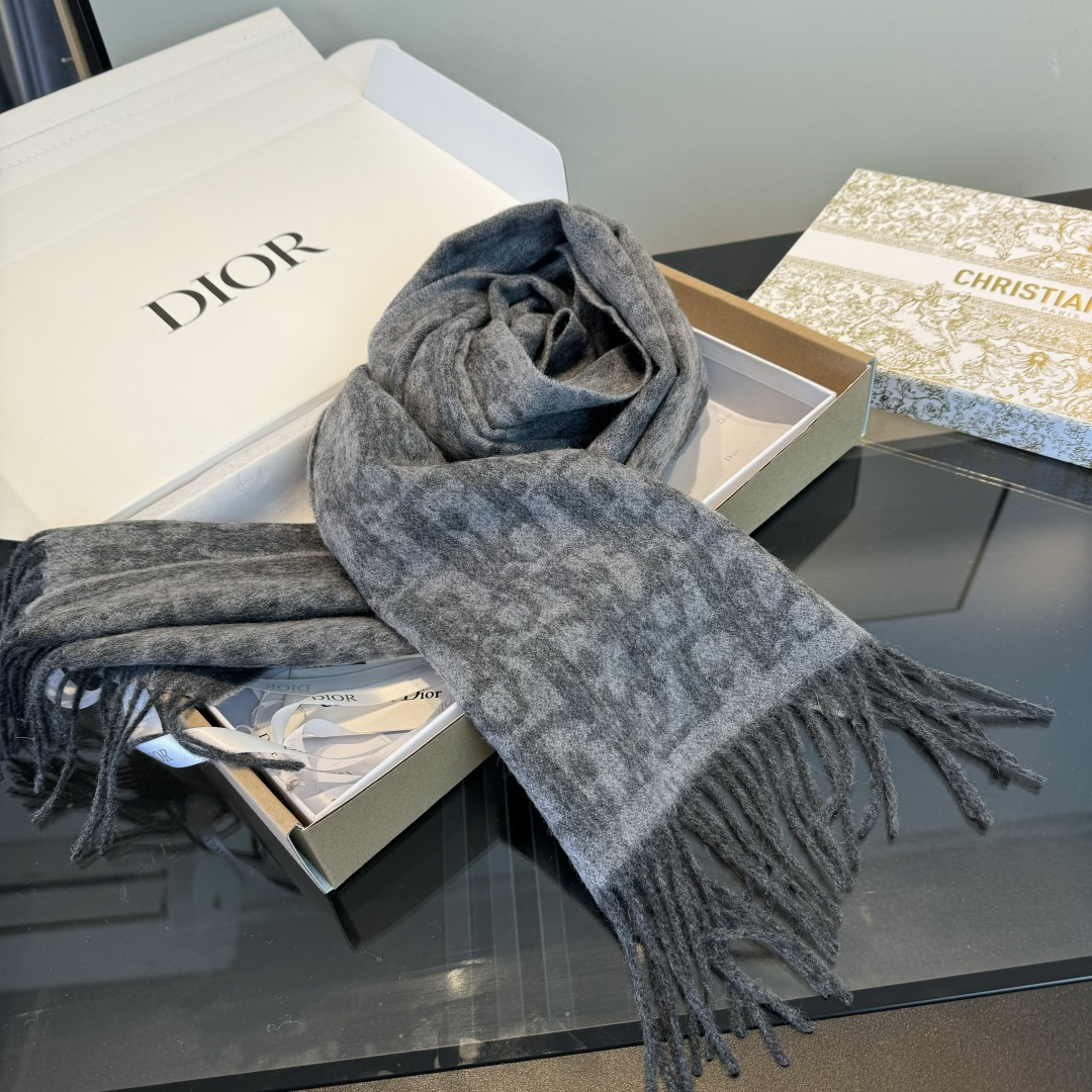 Dior Dior迪奥 以其精湛的工艺技术和源源不断的想像力 成为当代最具艺术魅力法国巴黎的高档品牌 下方充满奢华气息的Dior灵魂LOGO 为 的围巾注入灵魂 条纹格子花纹 暖心又大方百搭 是每年都必不可少的搭配 让奢华与高雅自然轻松的出现在身上 180*30