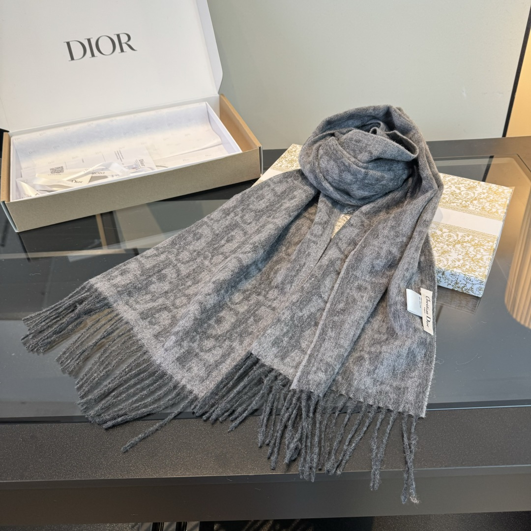 Dior Dior迪奥 以其精湛的工艺技术和源源不断的想像力 成为当代最具艺术魅力法国巴黎的高档品牌 下方充满奢华气息的Dior灵魂LOGO 为 的围巾注入灵魂 条纹格子花纹 暖心又大方百搭 是每年都必不可少的搭配 让奢华与高雅自然轻松的出现在身上 180*30