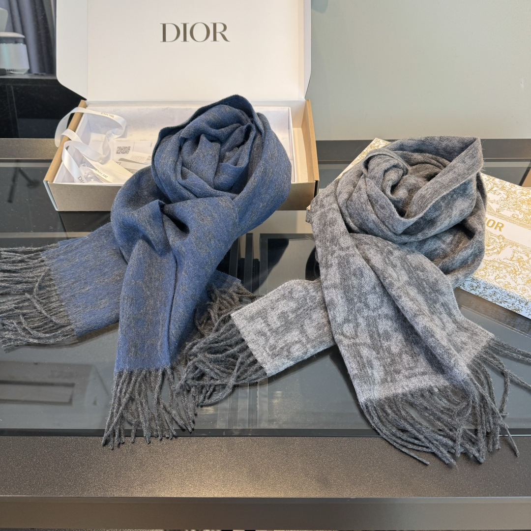 Dior Dior迪奥 以其精湛的工艺技术和源源不断的想像力 成为当代最具艺术魅力法国巴黎的高档品牌 下方充满奢华气息的Dior灵魂LOGO 为 的围巾注入灵魂 条纹格子花纹 暖心又大方百搭 是每年都必不可少的搭配 让奢华与高雅自然轻松的出现在身上 180*30