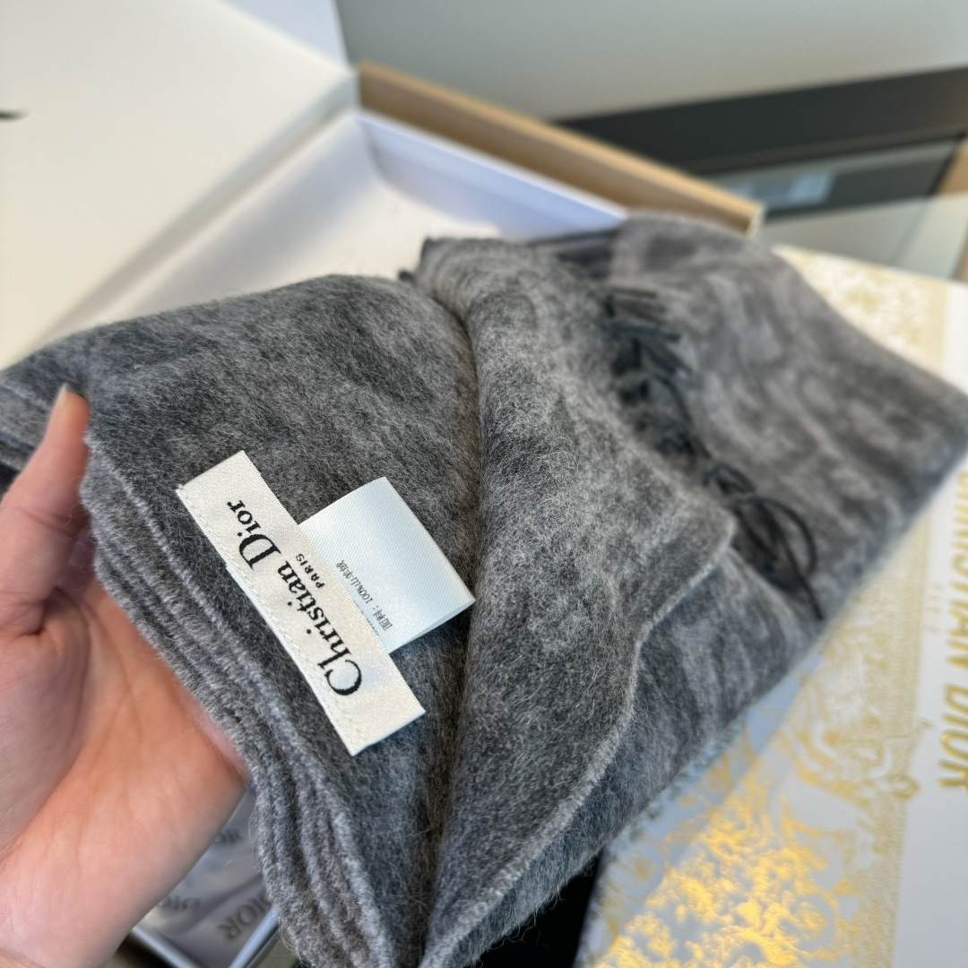 Dior Dior迪奥 以其精湛的工艺技术和源源不断的想像力 成为当代最具艺术魅力法国巴黎的高档品牌 下方充满奢华气息的Dior灵魂LOGO 为 的围巾注入灵魂 条纹格子花纹 暖心又大方百搭 是每年都必不可少的搭配 让奢华与高雅自然轻松的出现在身上 180*30