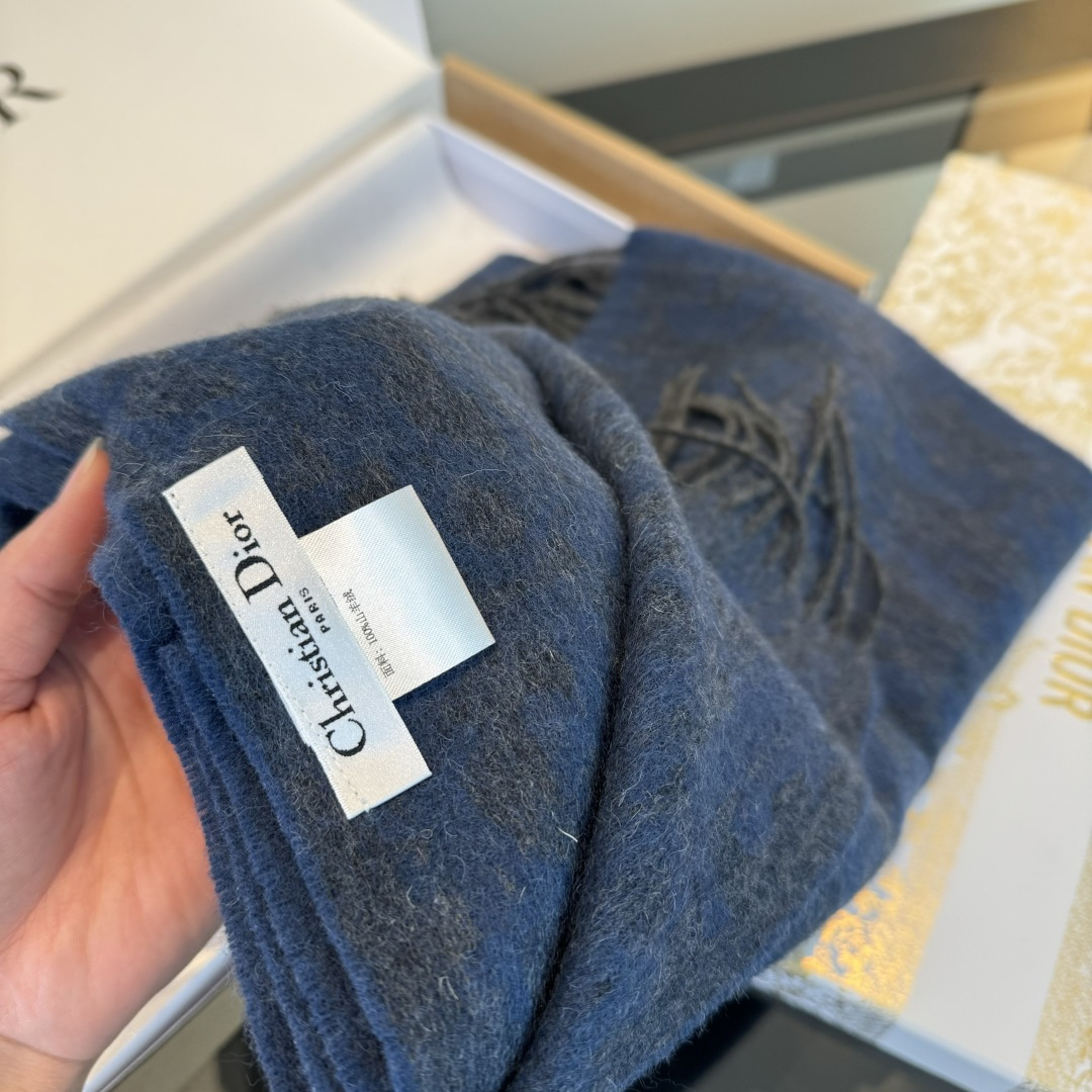 Dior Dior迪奥 以其精湛的工艺技术和源源不断的想像力 成为当代最具艺术魅力法国巴黎的高档品牌 下方充满奢华气息的Dior灵魂LOGO 为 的围巾注入灵魂 条纹格子花纹 暖心又大方百搭 是每年都必不可少的搭配 让奢华与高雅自然轻松的出现在身上 180*30