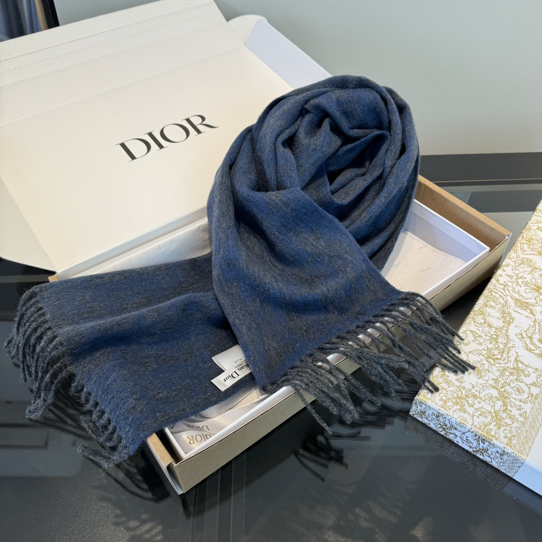 Dior Dior迪奥 以其精湛的工艺技术和源源不断的想像力 成为当代最具艺术魅力法国巴黎的高档品牌 下方充满奢华气息的Dior灵魂LOGO 为 的围巾注入灵魂 条纹格子花纹 暖心又大方百搭 是每年都必不可少的搭配 让奢华与高雅自然轻松的出现在身上 180*30