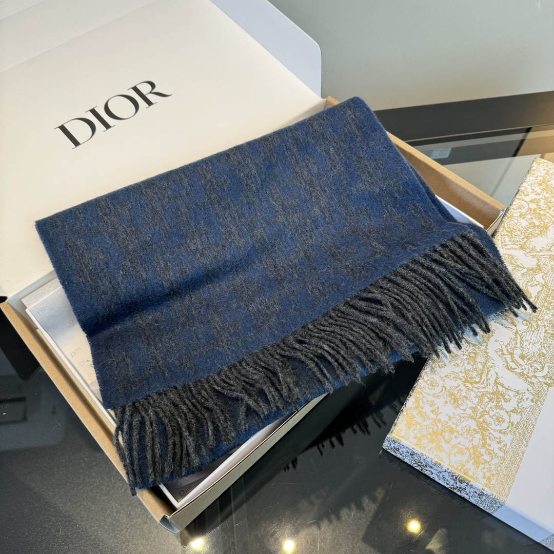 Dior Dior迪奥 以其精湛的工艺技术和源源不断的想像力 成为当代最具艺术魅力法国巴黎的高档品牌 下方充满奢华气息的Dior灵魂LOGO 为 的围巾注入灵魂 条纹格子花纹 暖心又大方百搭 是每年都必不可少的搭配 让奢华与高雅自然轻松的出现在身上 180*30