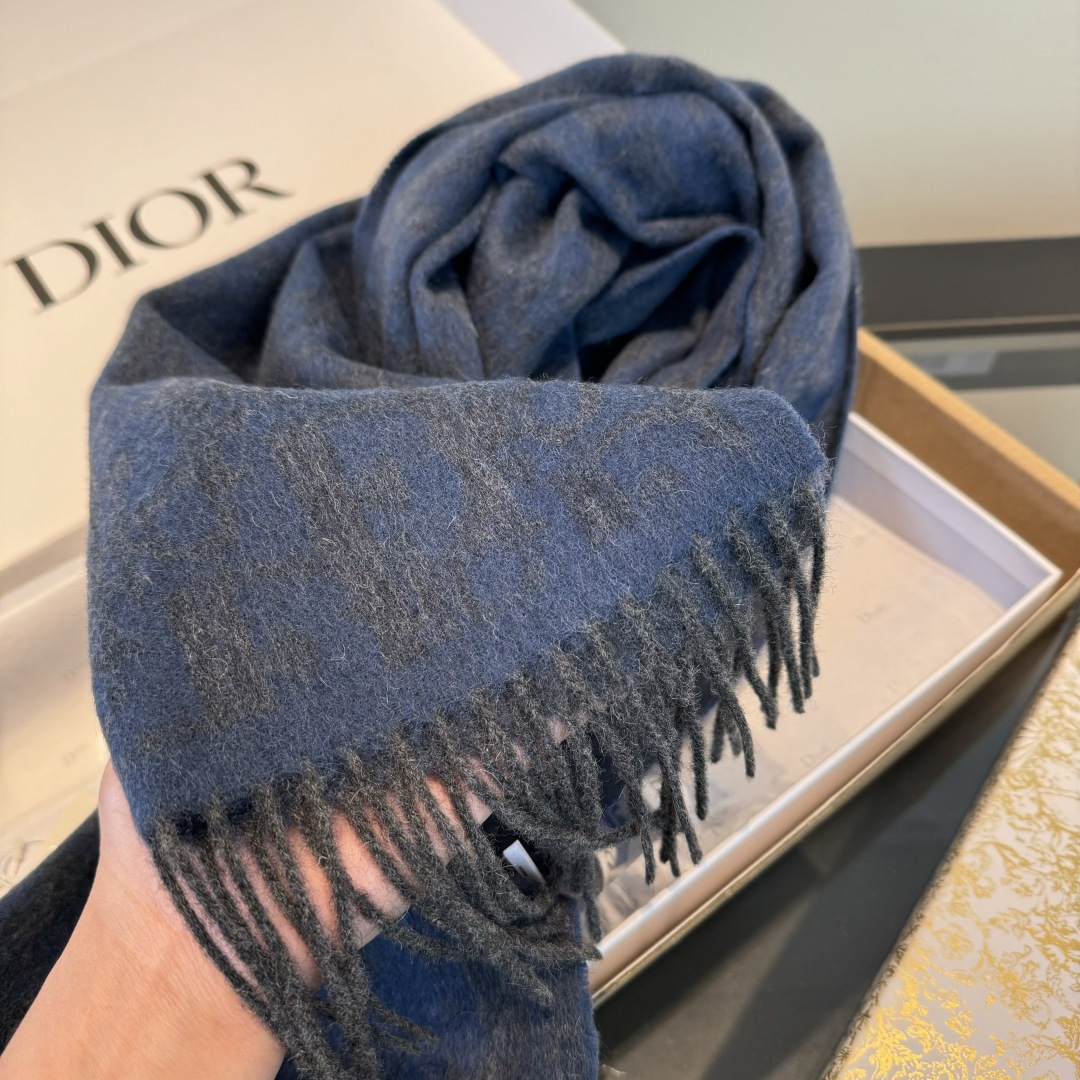 Dior Dior迪奥 以其精湛的工艺技术和源源不断的想像力 成为当代最具艺术魅力法国巴黎的高档品牌 下方充满奢华气息的Dior灵魂LOGO 为 的围巾注入灵魂 条纹格子花纹 暖心又大方百搭 是每年都必不可少的搭配 让奢华与高雅自然轻松的出现在身上 180*30