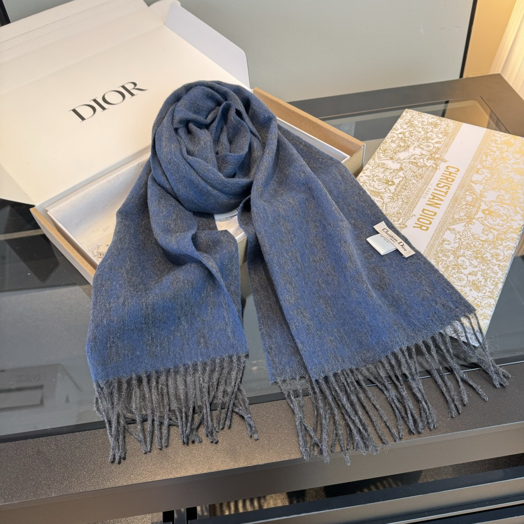 NO:587059,With its exquisite craftsmanship and endless imagination, Dior has become the most artistically charming high-end brand in Paris, France. The luxurious Dior soul LOGO below injects soul into fashionable scarves. The striped plaid pattern is warm, generous and versatile. It is an essential match every year, allowing luxury and elegance to appear naturally and easily on the body. 180*30 high version scarf, high version scarf, dior, dior19860909Dior迪奥以其精湛的工艺技术和源源不断的想像力 成为当代最具艺术魅力法国巴黎的高档品牌 下方充满奢华气息的Dior灵魂LOGO 为时尚的围巾注入灵魂 条纹格子花纹 暖心又大方百搭 是每年都必不可少的搭配 让奢华与高雅自然轻松的出现在身上 180*30高版本围巾,高版本围巾,dior,dior,scarf