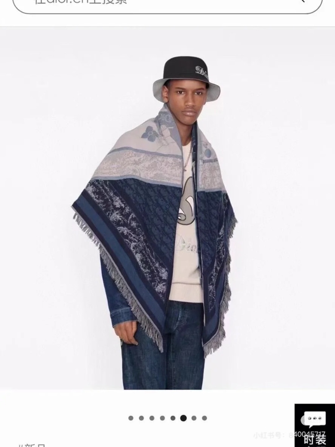 NO:587072,New Dior | [CD Poker Print Large Square Scarf] This interpretation of romantic colors to the extreme, the layering of top-notch embroidery and the reality of 3D printing, the fusion of the two top-notch craftsmanship can be called a 'work of art'. 140*140 cm can be used as a home, thrown on the sofa, it will be a landscape, scarf, shawl and blanket, multi-purpose, same style for men and women~ Ingredients: wool high version scarf, high version scarf, dior, shawls19860909Dior新款｜【CD扑克印花大方巾】 这款将浪漫主义色彩演绎到极致,顶级刺绣的层次感与3D印花的真实感,两者最顶级的工艺融合在一起堪称“艺术品”.140*140 cm 可以当家居,扔到沙发上都是一处风景线 ,围巾披肩盖毯多功能用法、男女同款呦～ 成分羊毛高版本围巾,高版本围巾,dior,shawls,scarf