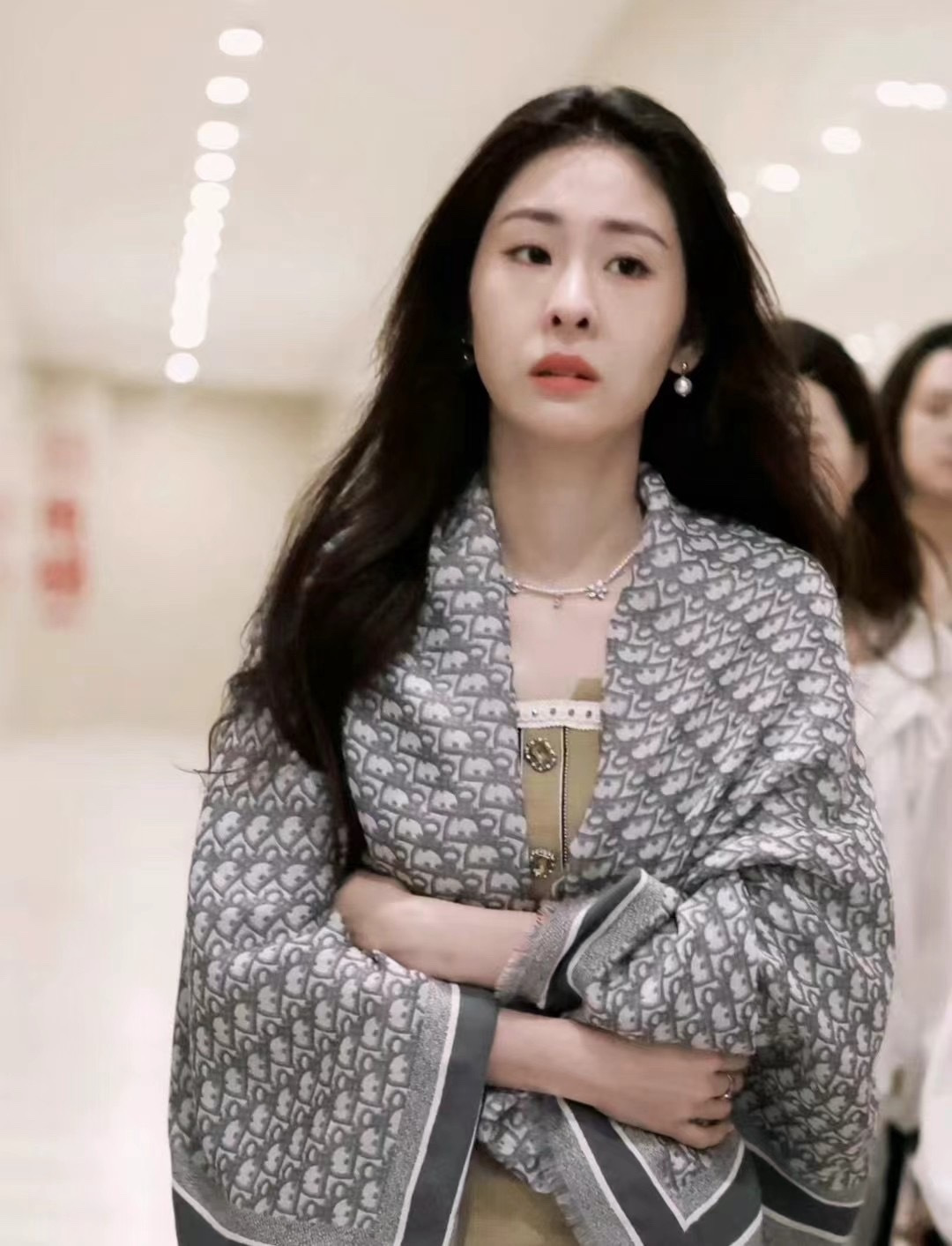 Dior D家 【▪ 高段位 是Di的女人 旧花新演绎 】实物有被惊艳到 Di今年秋冬新出的Cannage提花披肩
