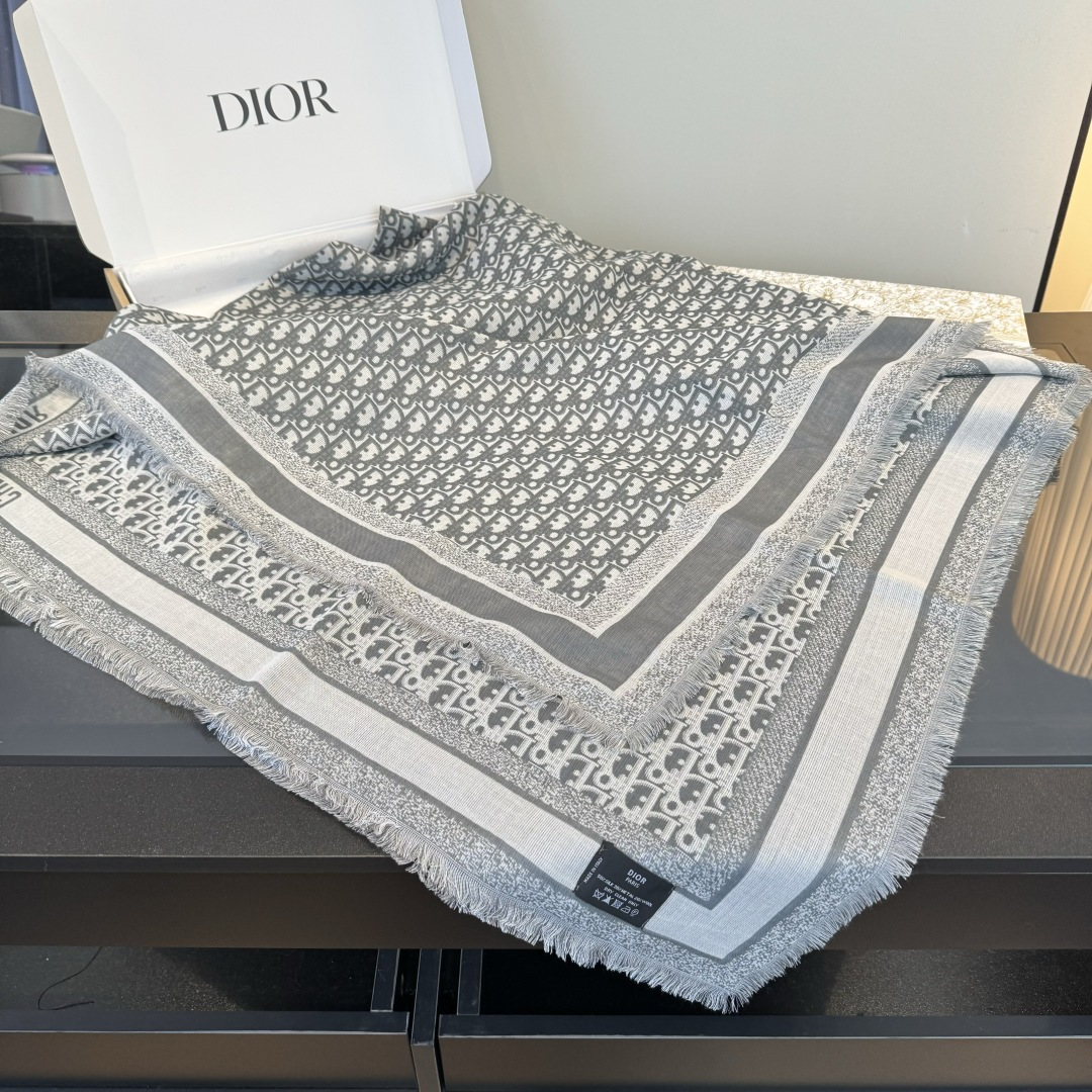 Dior D家 【▪ 高段位 是Di的女人 旧花新演绎 】实物有被惊艳到 Di今年秋冬新出的Cannage提花披肩