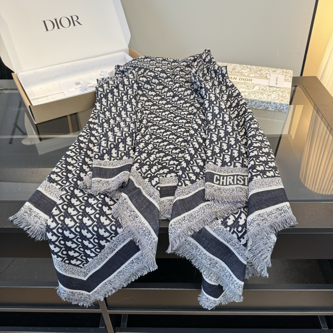 NO:587083,.(General version) D family.【High rank!  It's Di's woman!  A new interpretation of an old classic!  !  】I was amazed by the real thing!  !  Di's new Cannage jacquard shawl this autumn and winter is carefully made of lightweight wool, mulberry silk and cashmere blended fabrics, reinterpreting the iconic cannage pattern. It is paired with tassels and embellished with a contrasting 'CHRISTIAN DR' logo jacquard strip pattern. There are 3 colors, the irreplaceable 'Denine Blue', 'Advanced Gray' and 'Temperamental Black' are of very good quality!  The texture of the fabric makes the lines clear and neat. You will really regret not taking this one~ Just hang around, and you will definitely come back with a high rate of return!  !  !  Accessories that are both aura and high-end!  The ideal accessory for all seasons and goes with all styles!  !  !  Size specification 140cm*140cm, 56 wool, 31 silk, 13 cashmere square scarf, high version scarf, high version scarf, dior, real silk, shawls19860909.（普版） D家.【高段位！是Di的女人！经典旧花新演绎！！】实物有被惊艳到！！Di今年秋冬新出的Cannage提花披肩,采用轻盈的羊毛、桑蚕丝和羊绒混纺面料精心制作,重新诠释标志性的藤格纹图案.搭配流苏,点缀以对比鲜明的“CHRISTIAN DR”标志提花条形图案.3个色,气质无可替代的“丹宁蓝”和“高级灰”与“气质黑”品质非常好！面料的质感让纹路清晰工整,这个不收真的等着后悔哦~随便围围,出去绝对是回头率超高！！！既有气场又有高级感的配饰！四季理想配饰,可以搭配所有风格！！！尺寸规格140cm*140cm,56羊毛31真丝13羊绒方巾高版本围巾,高版本围巾,dior,real silk,shawls,scarf