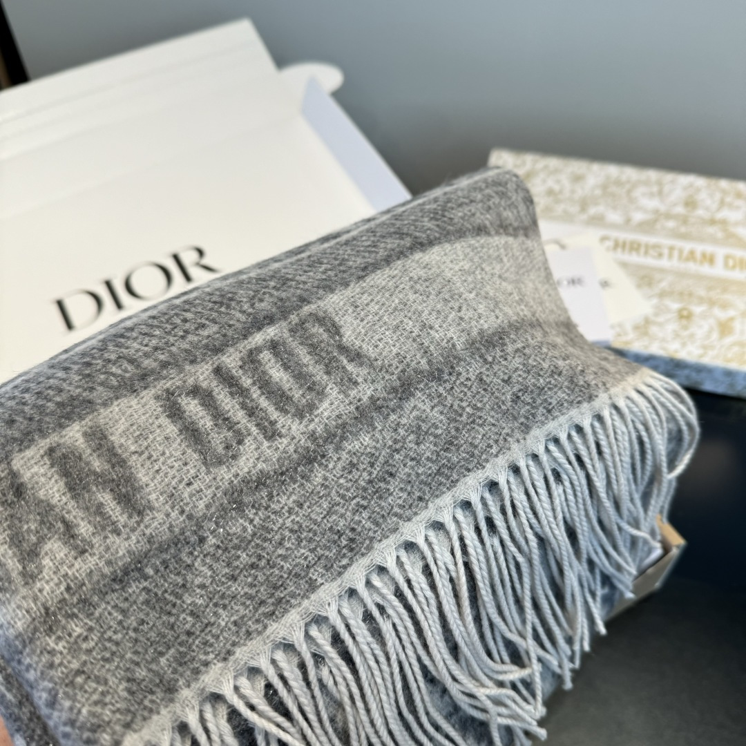 Dior 最新款 · 这款 Oblique 印花围巾重新诠释 标识 彰显现代精神 采用山羊绒精心制作