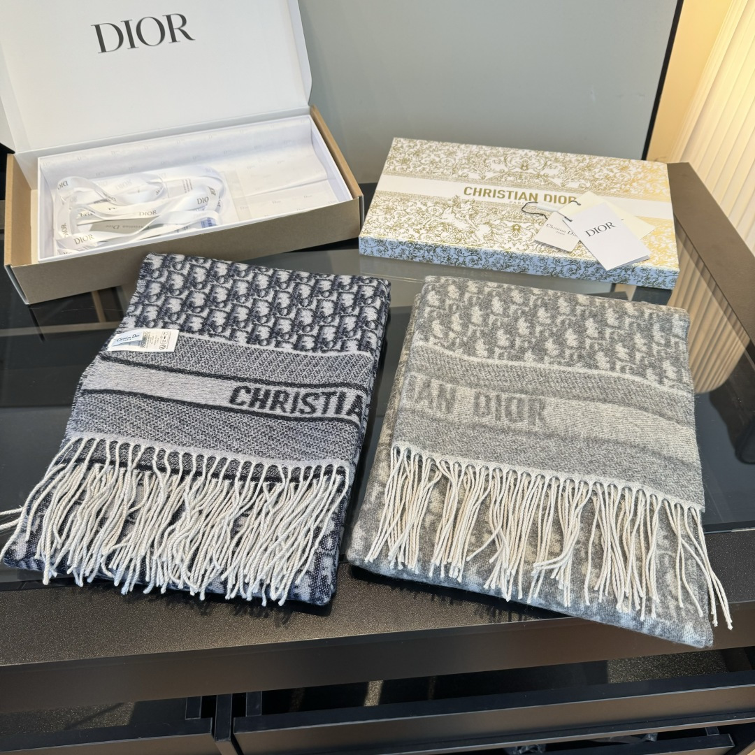 Dior 最新款 · 这款 Oblique 印花围巾重新诠释 标识 彰显现代精神 采用山羊绒精心制作