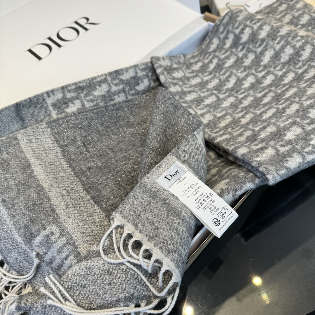 Dior 最新款 · 这款 Oblique 印花围巾重新诠释 标识 彰显现代精神 采用山羊绒精心制作