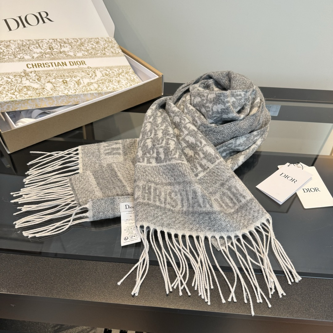 Dior 最新款 · 这款 Oblique 印花围巾重新诠释 标识 彰显现代精神 采用山羊绒精心制作