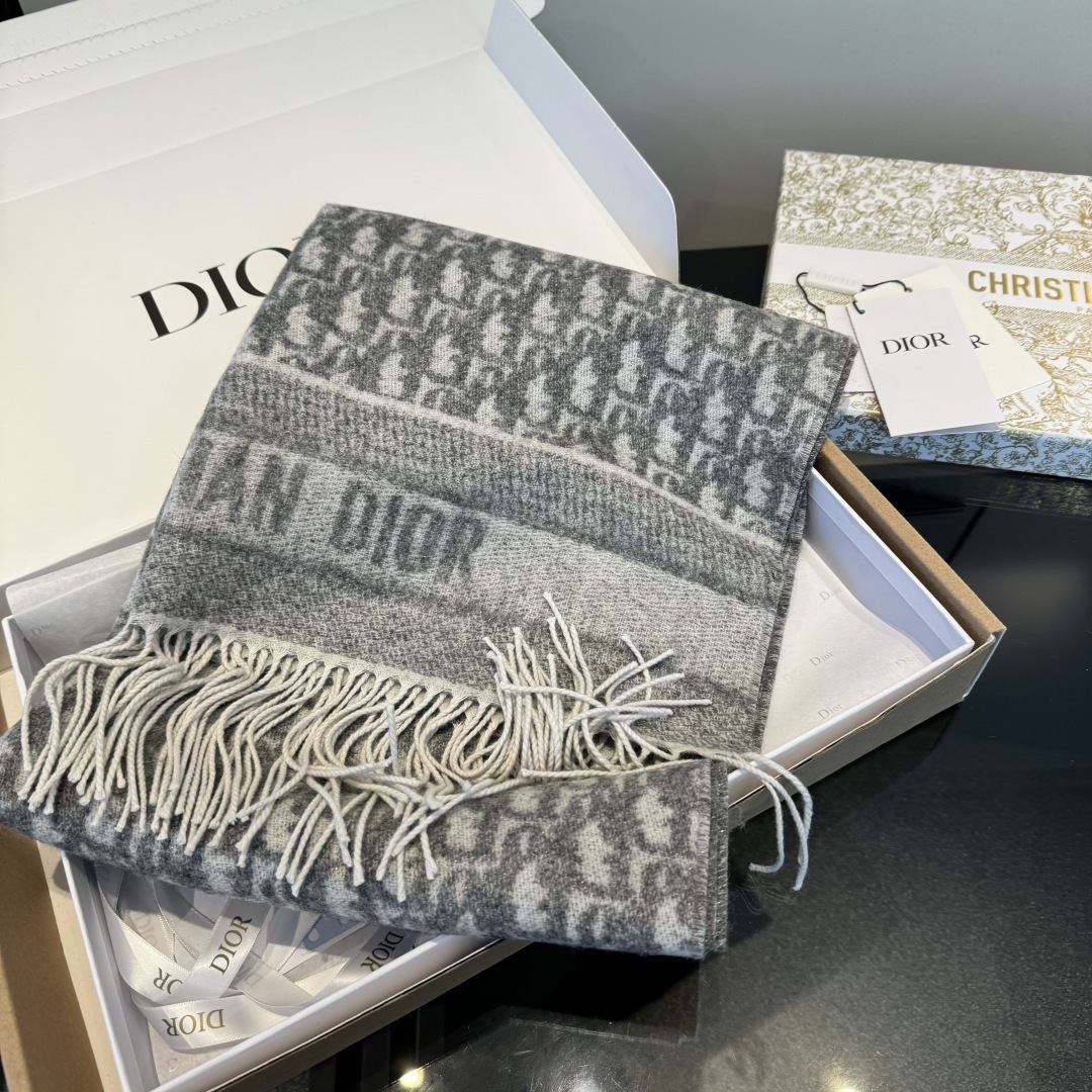 Dior 最新款 · 这款 Oblique 印花围巾重新诠释 标识 彰显现代精神 采用山羊绒精心制作