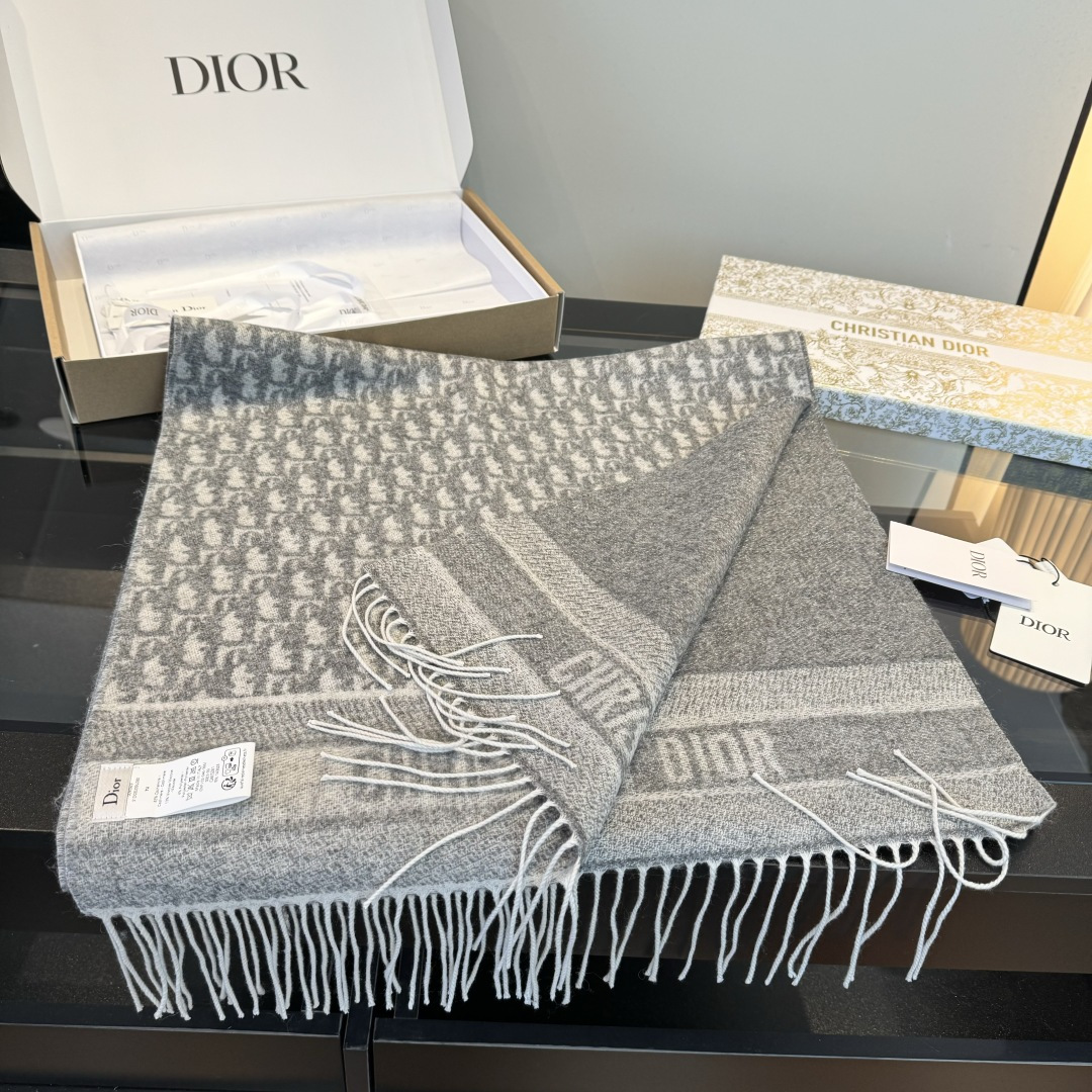 Dior 最新款 · 这款 Oblique 印花围巾重新诠释 标识 彰显现代精神 采用山羊绒精心制作