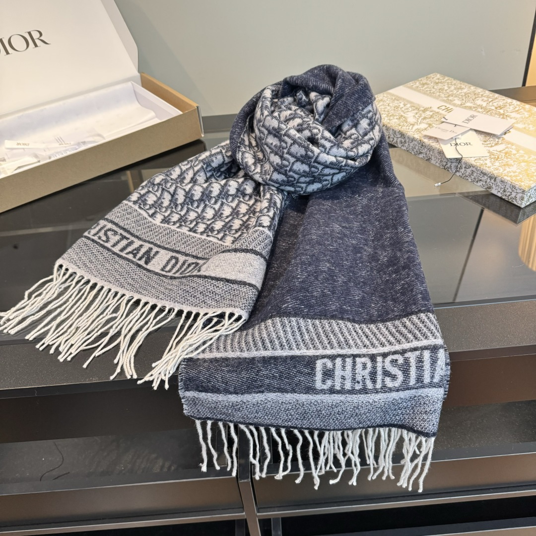 NO:587093,(Expensive version) Newest model · This Oblique print scarf reinterprets a classic logo with a modern spirit. Crafted from cashmere, it is reversible, with one side in solid color and the other with the classic Oblique print. Long style, decorated with contrasting tonal 'CISTIAN' signature jacquard strips and fringed trim, it can be worn around the neck or draped over the shoulders. Black and gray Oblique print Reversible, black and gray Oblique print 'CISTIAN'  'Logo strip pattern tassel decoration cashmere high version scarf, high version scarf19860909（贵版） 最新款 · 这款 Oblique 印花围巾重新诠释 经典标识,彰显现代精神.采用山羊绒精心制作,双面设计,一面采用纯色,另一面饰以 经典的 Oblique 印花.长款设计,饰以对比鲜明的同色调“CISTIAN ”标志提花条形图案和流苏饰边,可围在颈部或披在肩部. 黑灰色 Oblique 印花 双面设计,黑灰色和 Oblique 印花 “CISTIAN ”标志条形图案 流苏装饰 山羊绒高版本围巾,高版本围巾,scarf
