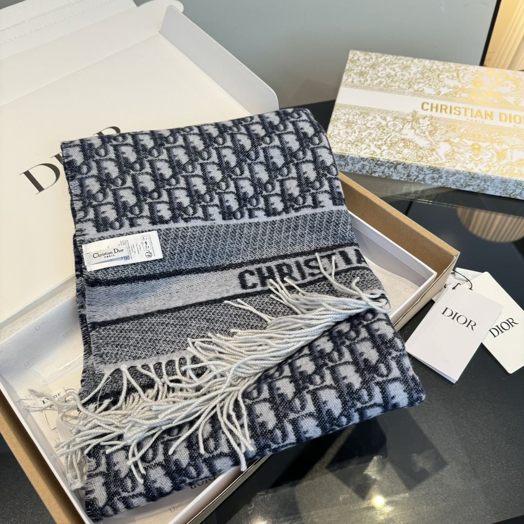 Dior 最新款 · 这款 Oblique 印花围巾重新诠释 标识 彰显现代精神 采用山羊绒精心制作