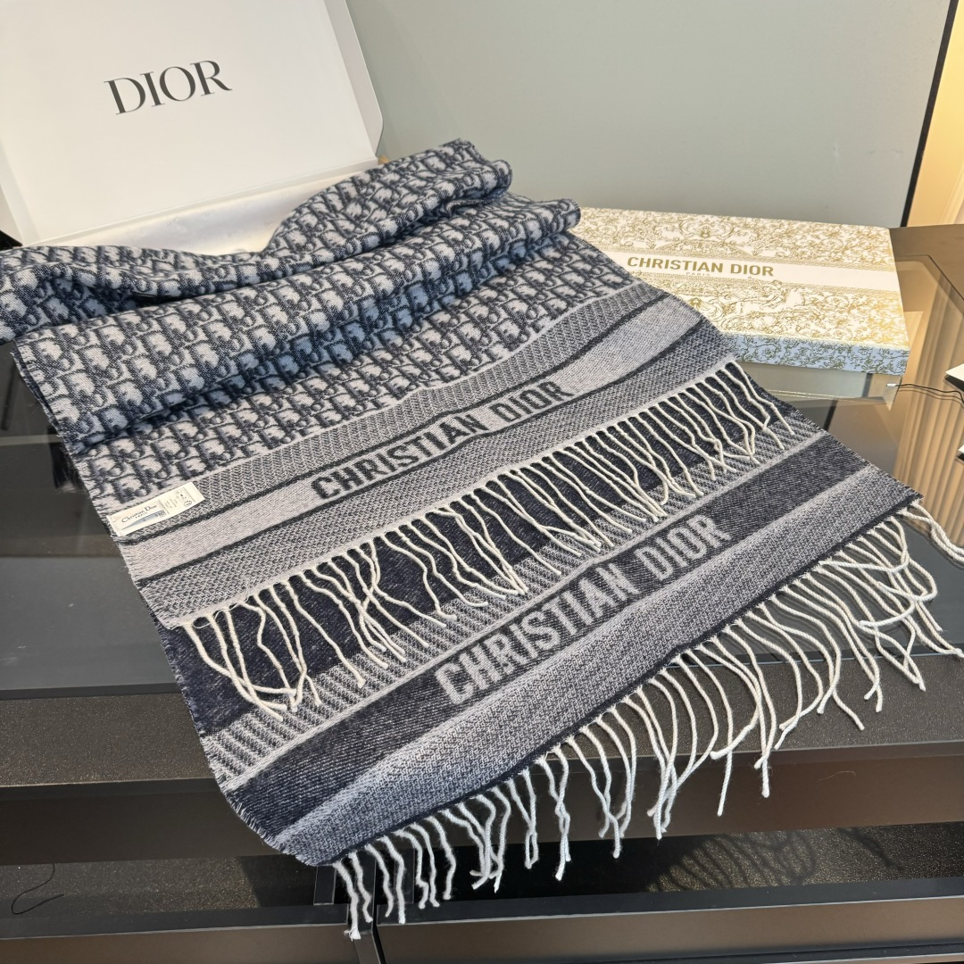 Dior 最新款 · 这款 Oblique 印花围巾重新诠释 标识 彰显现代精神 采用山羊绒精心制作