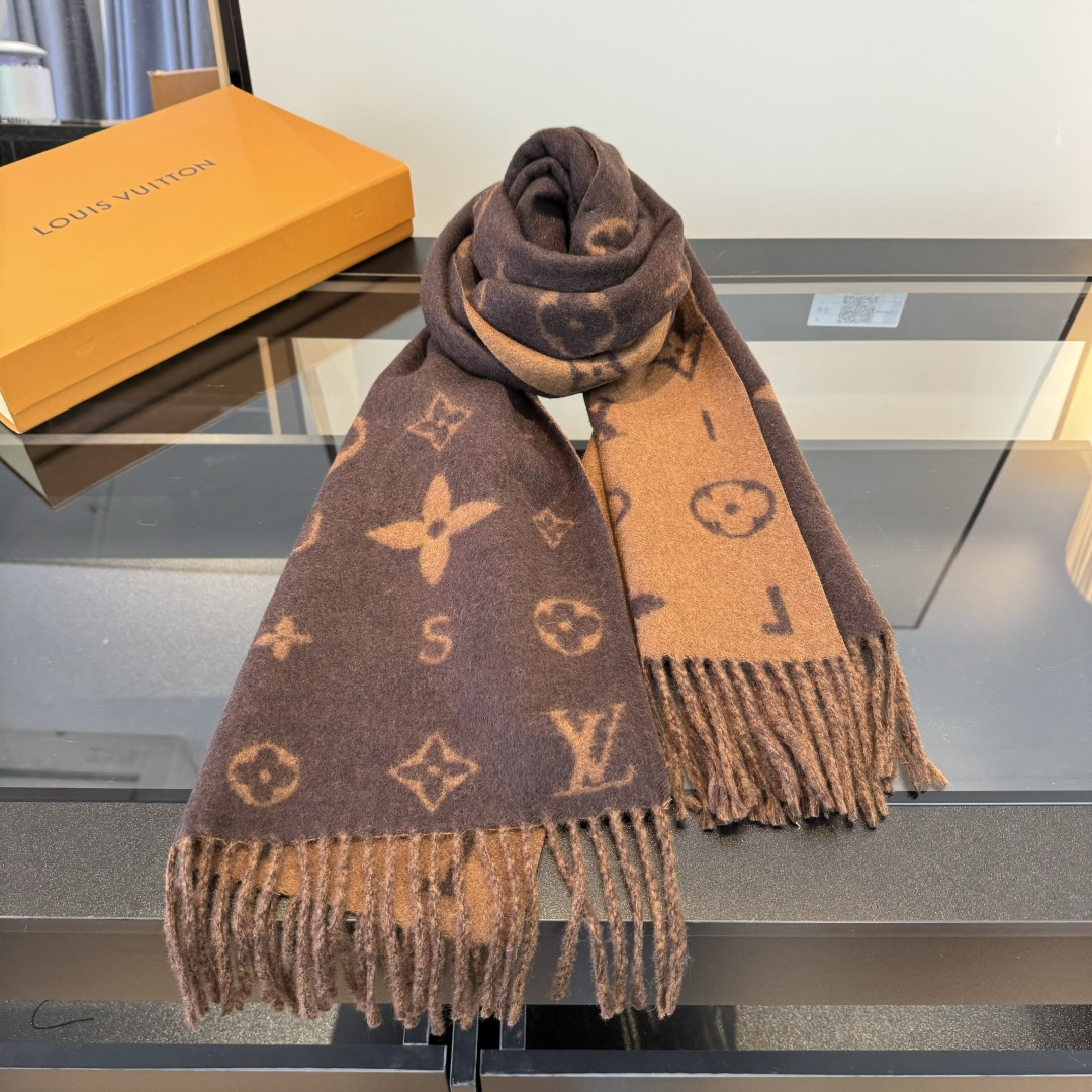 Louis Vuitton Reykjavik 2 0 围巾为柔软山羊绒标注 Monogram 花卉和 LV 字母