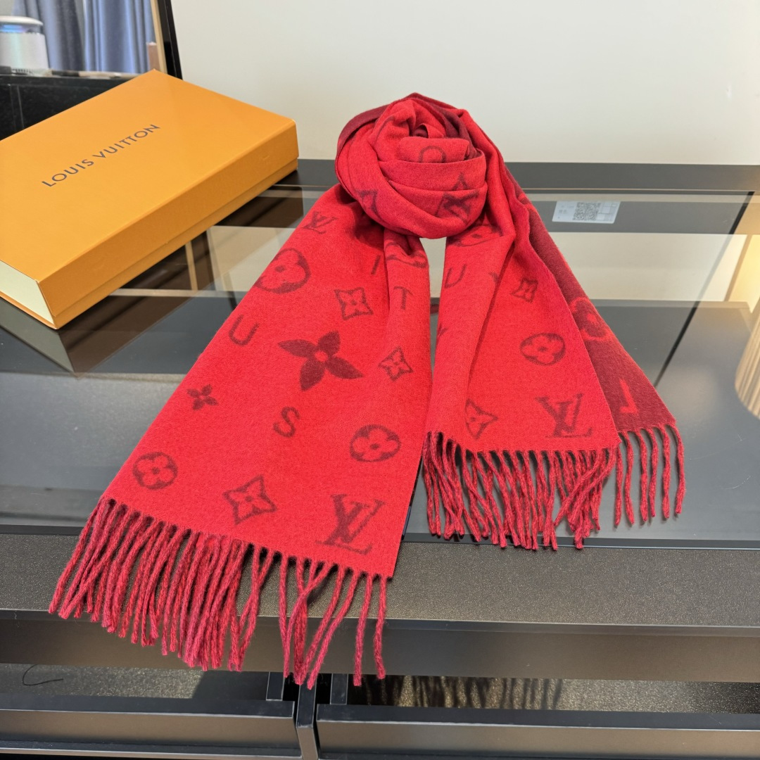 Louis Vuitton Reykjavik 2 0 围巾为柔软山羊绒标注 Monogram 花卉和 LV 字母