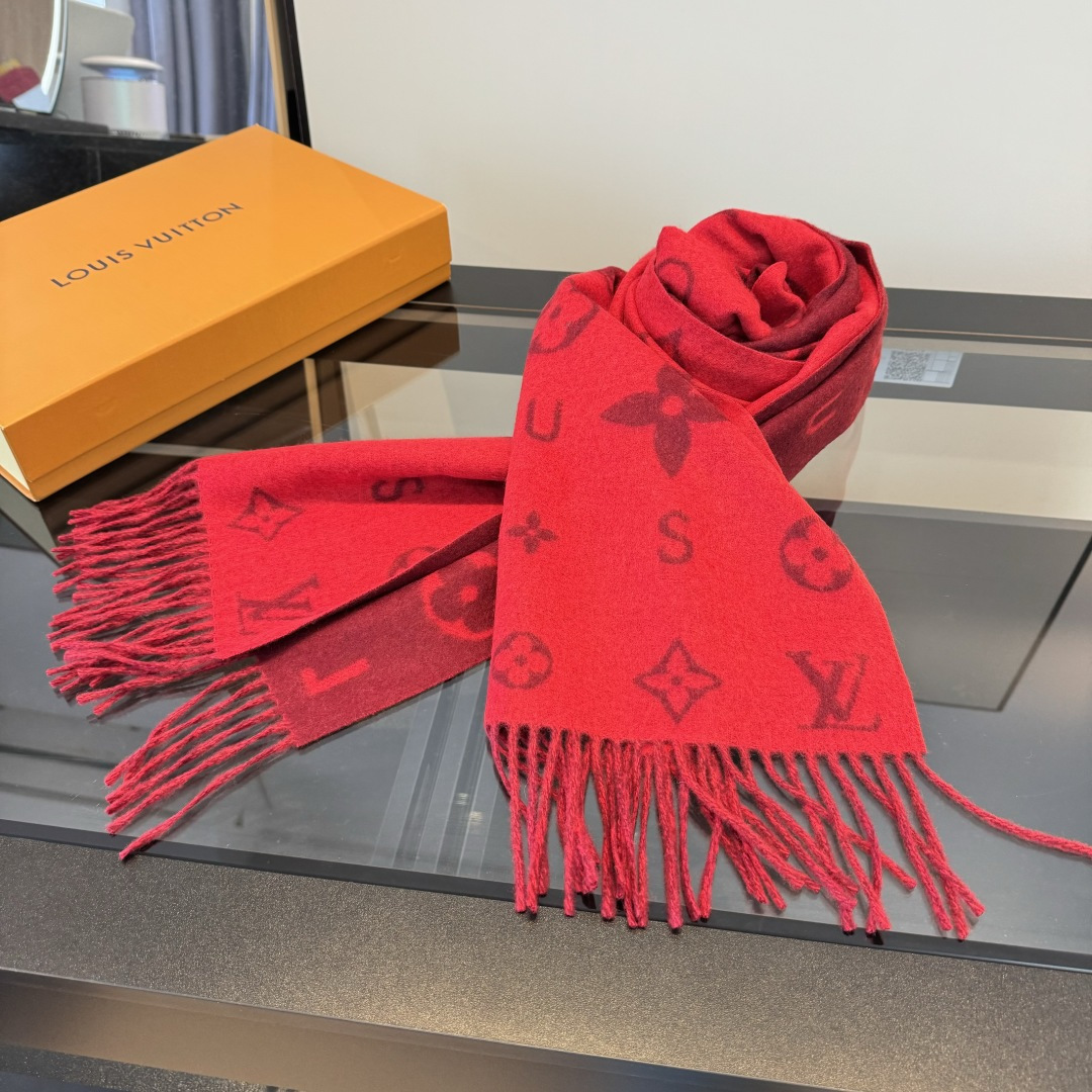 Louis Vuitton Reykjavik 2 0 围巾为柔软山羊绒标注 Monogram 花卉和 LV 字母