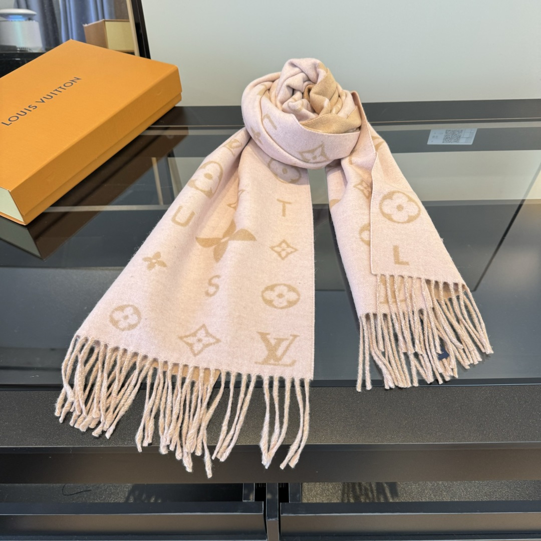 NO:587097,Reykjavik 2.0 scarf is made of soft cashmere marked with Monogram flowers and LV letters, embellished with a single letter of the brand name, renewing the classic with a modern style. The elongated design is suitable for wrapping around the neck and can also be used as a balaclava. 220 x 40 cm (excluding tassels), cashmere Monogram pattern tassel trim high version scarf, high version scarf, louis vuitton,hats19860909Reykjavik 2.0 围巾为柔软山羊绒标注 Monogram 花卉和 LV 字母,其间点缀品牌名称的单一字母,以摩登风姿焕新经典.加长设计适宜环绕颈部,亦可用作巴拉克拉法帽. 220 x40厘米（不含流苏）, 山羊绒 Monogram 图案 流苏饰边高版本围巾,高版本围巾,louis vuitton,hats,scarf