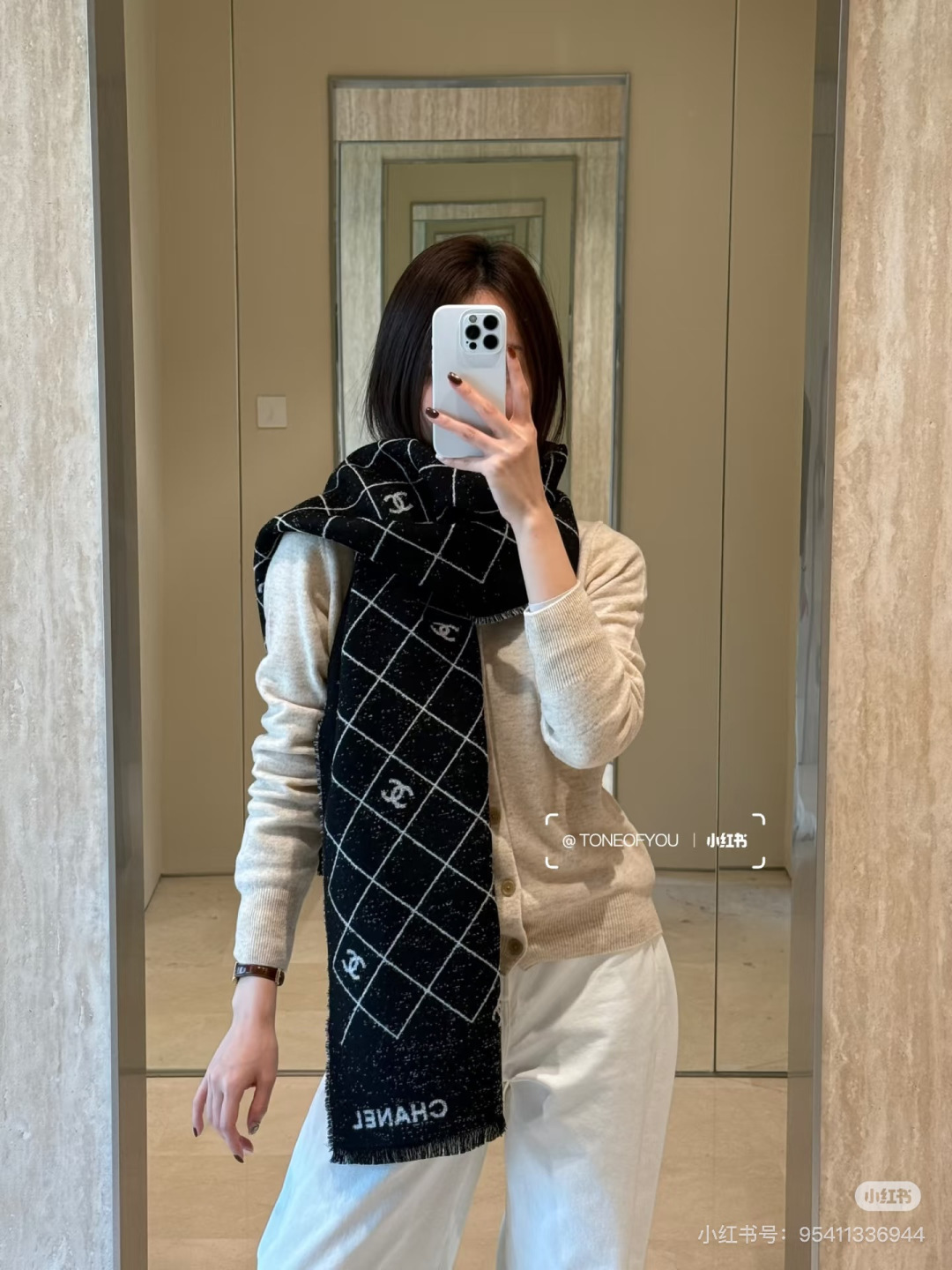 NO:587048,Chanel Chanel double-sided rhombus logo 198*68cm.95 sheep wool.5 polyamide design adopts the classic double C logo, delicate brushing process, specific to the brushing process, it forms a fine suede at the end of the cashmere fiber, giving the scarf an unusually soft touch and enhanced thermal performance. The classic design is not easy to go out of date, and you can wear it with new ideas every year. Professional dry cleaning is recommended. High version scarf, high version scarf, chanel, chanel19860909Chanel香奈儿 双面菱格标志 198*68cm.95绵羊毛.5聚酰胺 设计采用经典双C标志,细腻拉绒工艺,具体到拉绒工艺,它使羊绒纤维末端形成细腻绒面,赋予围巾异常柔软的触感和增强的保暖性能,经典设计不易过时,每年拿出来都能穿出新意.建议专业干洗. 高版本围巾,高版本围巾,chanel,chanel,scarf