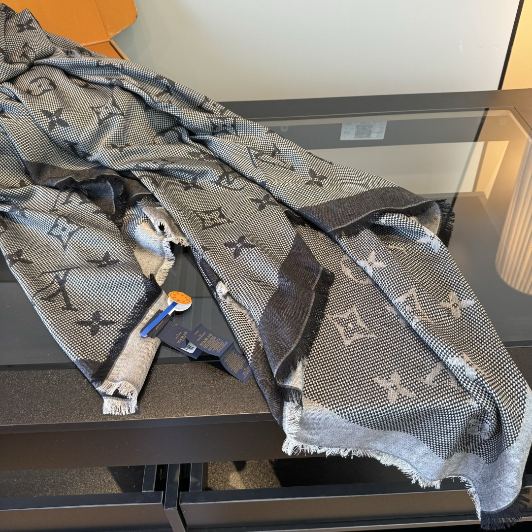 Louis Vuitton 超赞小披肩~ 手感巨NB，蓬松柔软，奢华有质感 尺寸规格：120cm*120cm，70%羊毛30%桑
