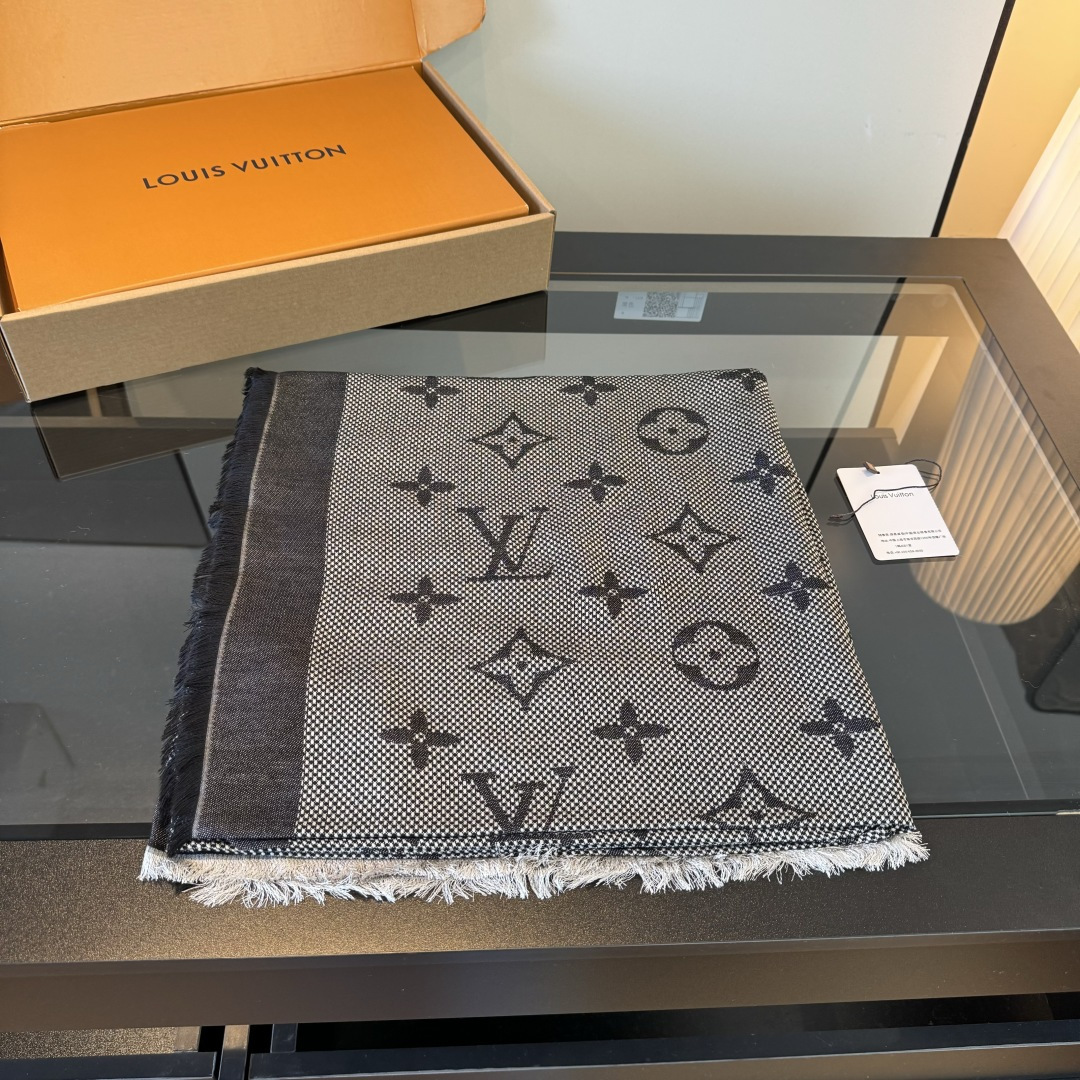Louis Vuitton 超赞小披肩~ 手感巨NB，蓬松柔软，奢华有质感 尺寸规格：120cm*120cm，70%羊毛30%桑