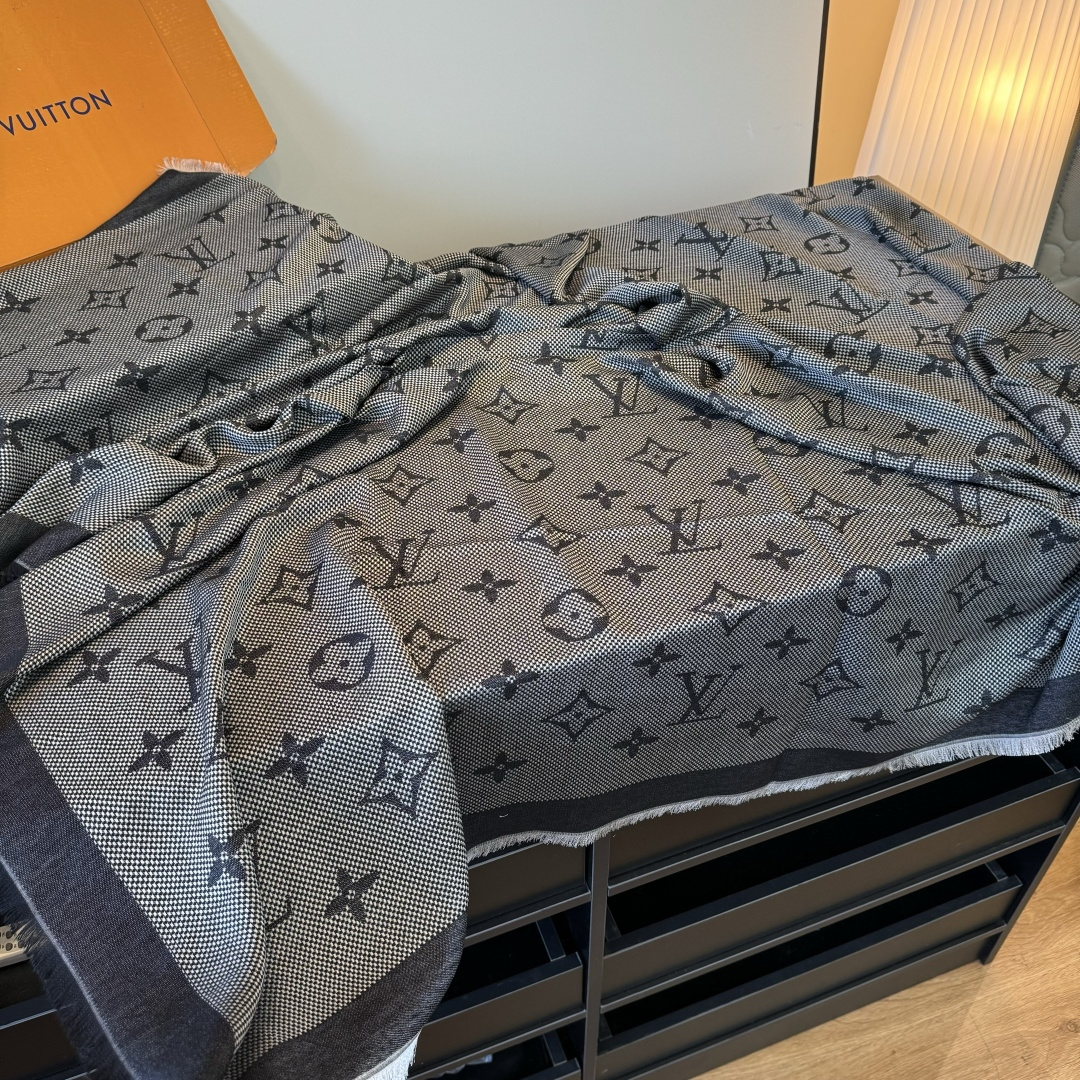 Louis Vuitton 超赞小披肩~ 手感巨NB，蓬松柔软，奢华有质感 尺寸规格：120cm*120cm，70%羊毛30%桑