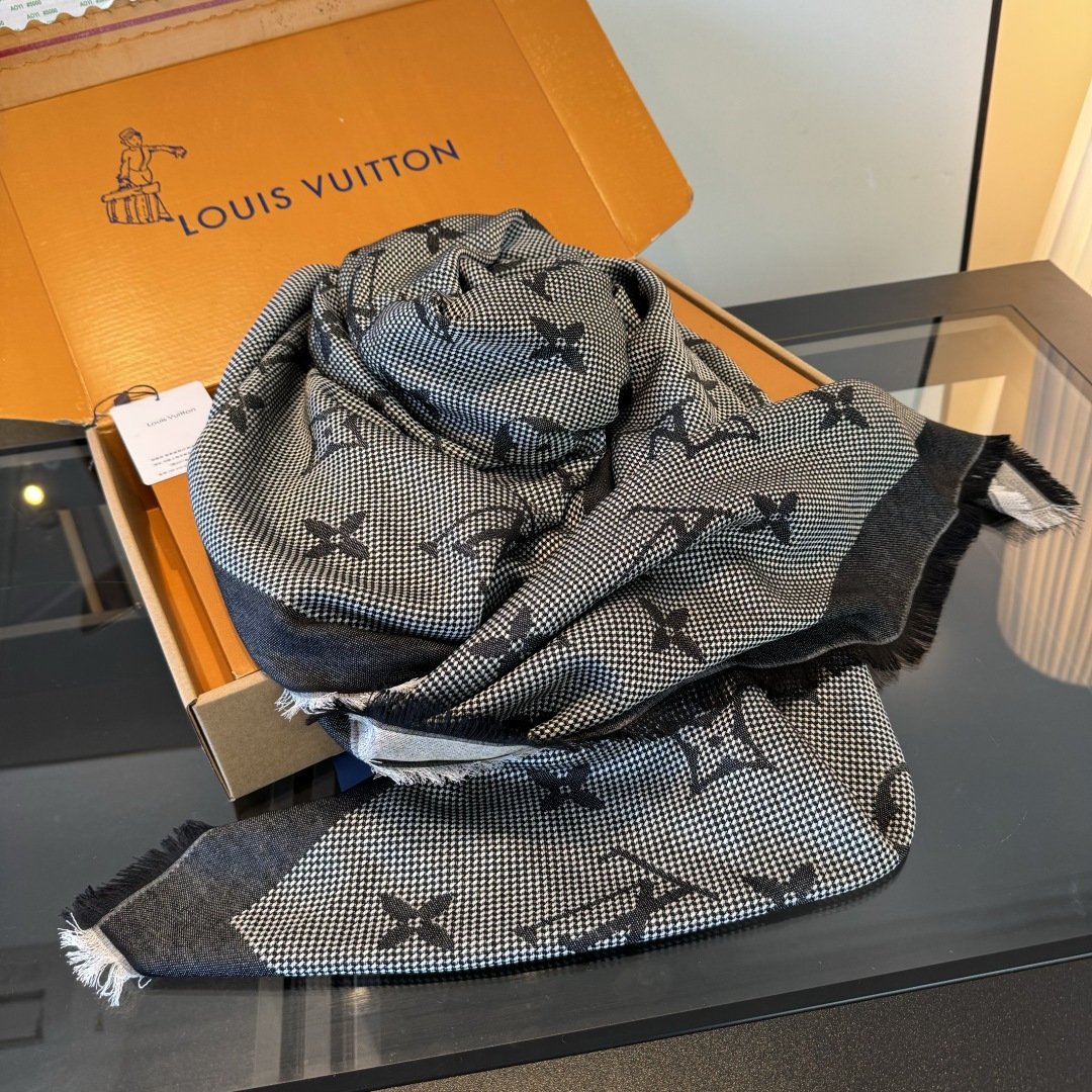 Louis Vuitton 超赞小披肩~ 手感巨NB，蓬松柔软，奢华有质感 尺寸规格：120cm*120cm，70%羊毛30%桑
