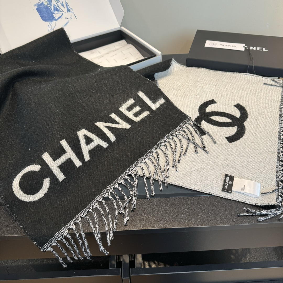 Chanel 𝐂𝐡𝐚𝐧𝐞𝐥 • 𝟐𝟓《斜纹大Logo长巾》黑色