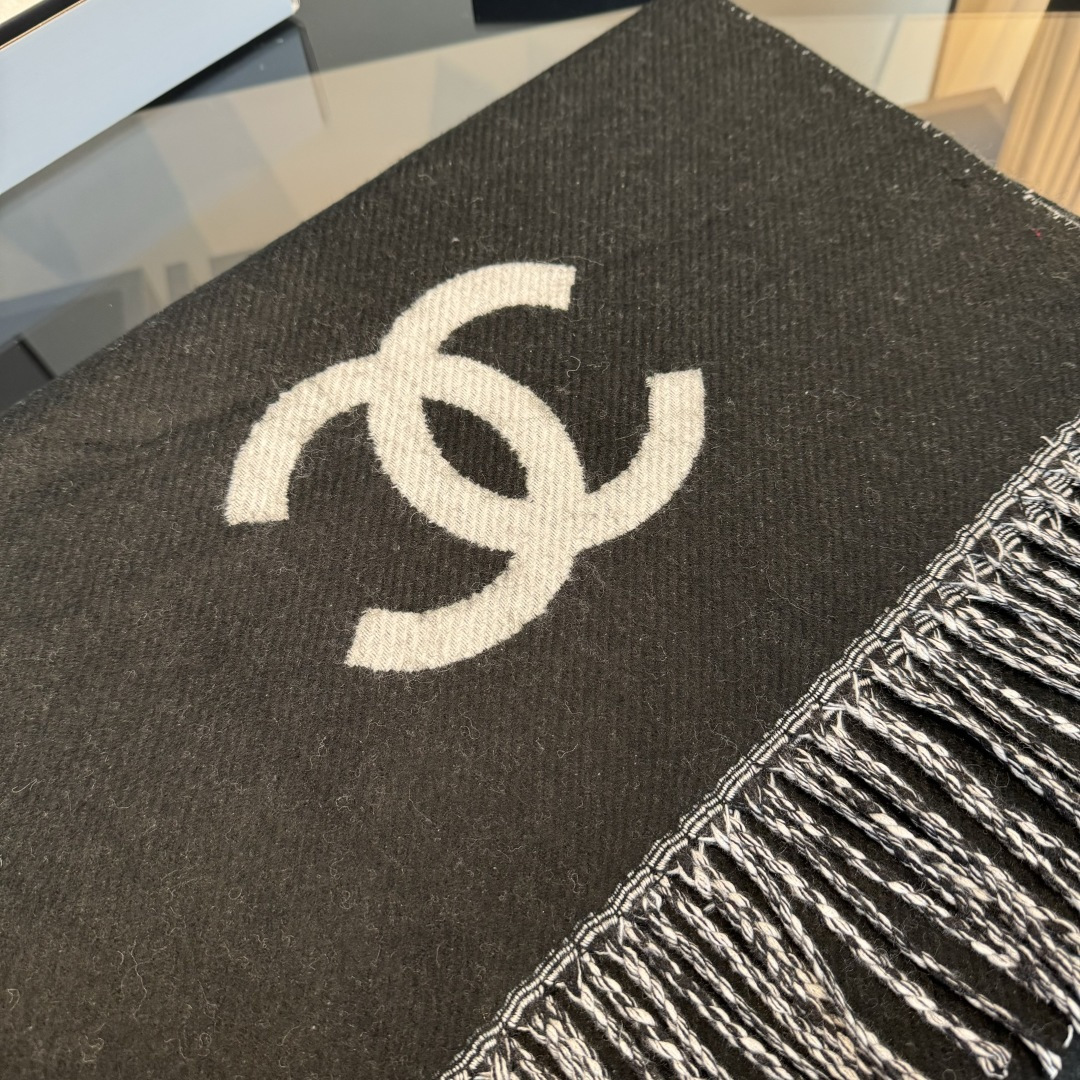 Chanel 𝐂𝐡𝐚𝐧𝐞𝐥 • 𝟐𝟓《斜纹大Logo长巾》黑色