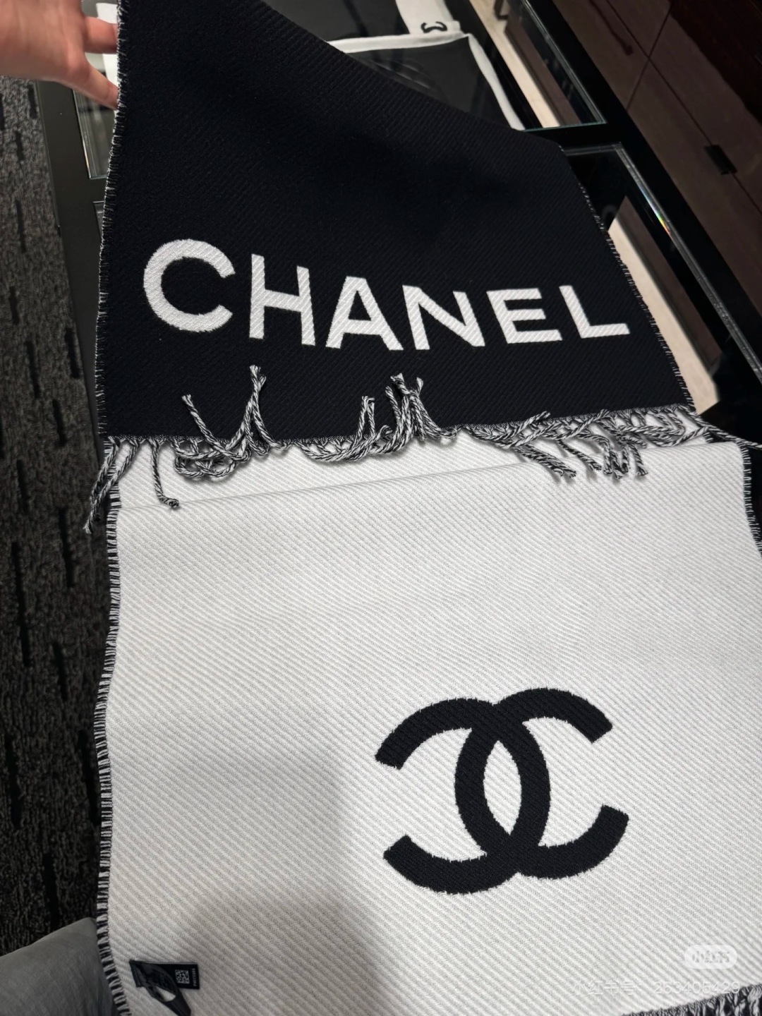 Chanel 𝐂𝐡𝐚𝐧𝐞𝐥 • 𝟐𝟓《斜纹大Logo长巾》黑色