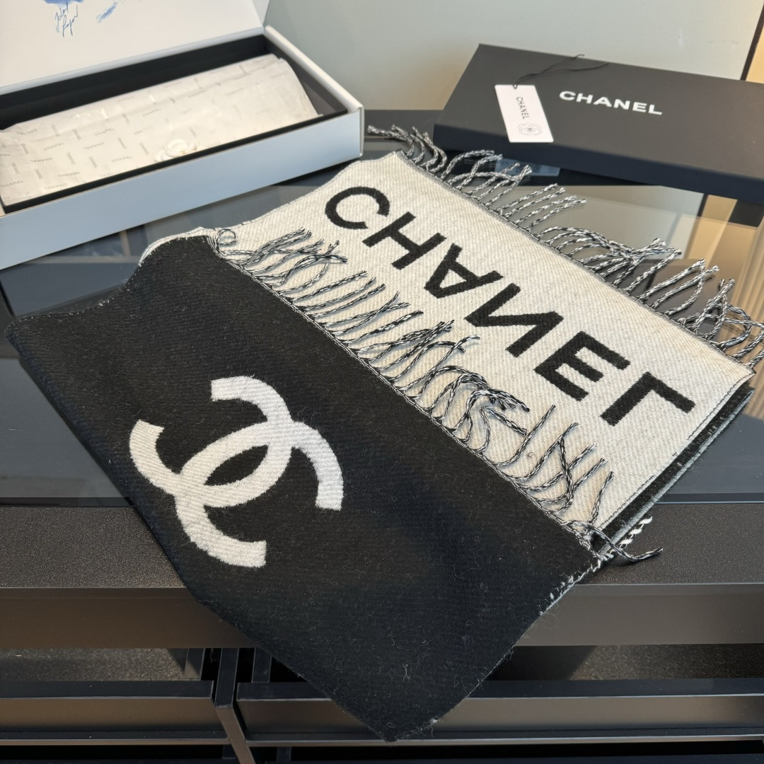Chanel 𝐂𝐡𝐚𝐧𝐞𝐥 • 𝟐𝟓《斜纹大Logo长巾》黑色