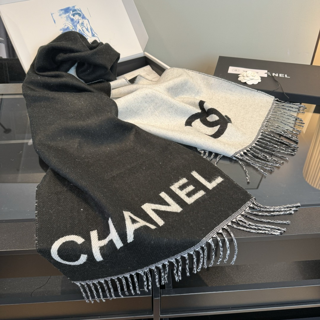 Chanel 𝐂𝐡𝐚𝐧𝐞𝐥 • 𝟐𝟓《斜纹大Logo长巾》黑色