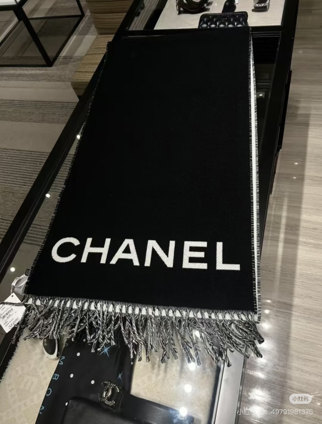 Chanel 𝐂𝐡𝐚𝐧𝐞𝐥 • 𝟐𝟓《斜纹大Logo长巾》黑色