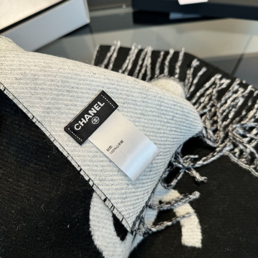 Chanel 𝐂𝐡𝐚𝐧𝐞𝐥 • 𝟐𝟓《斜纹大Logo长巾》黑色