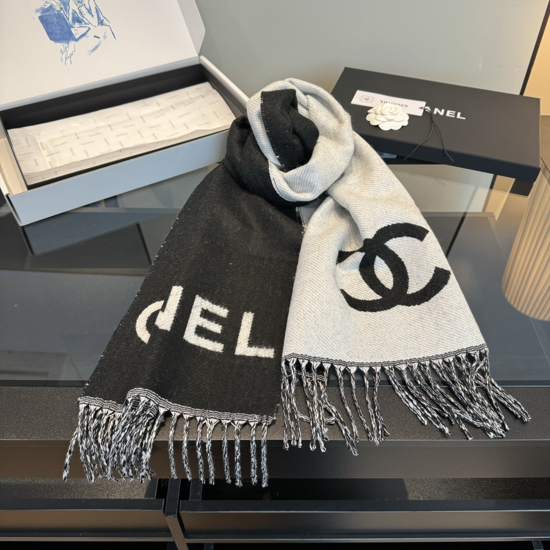 Chanel 𝐂𝐡𝐚𝐧𝐞𝐥 • 𝟐𝟓《斜纹大Logo长巾》黑色