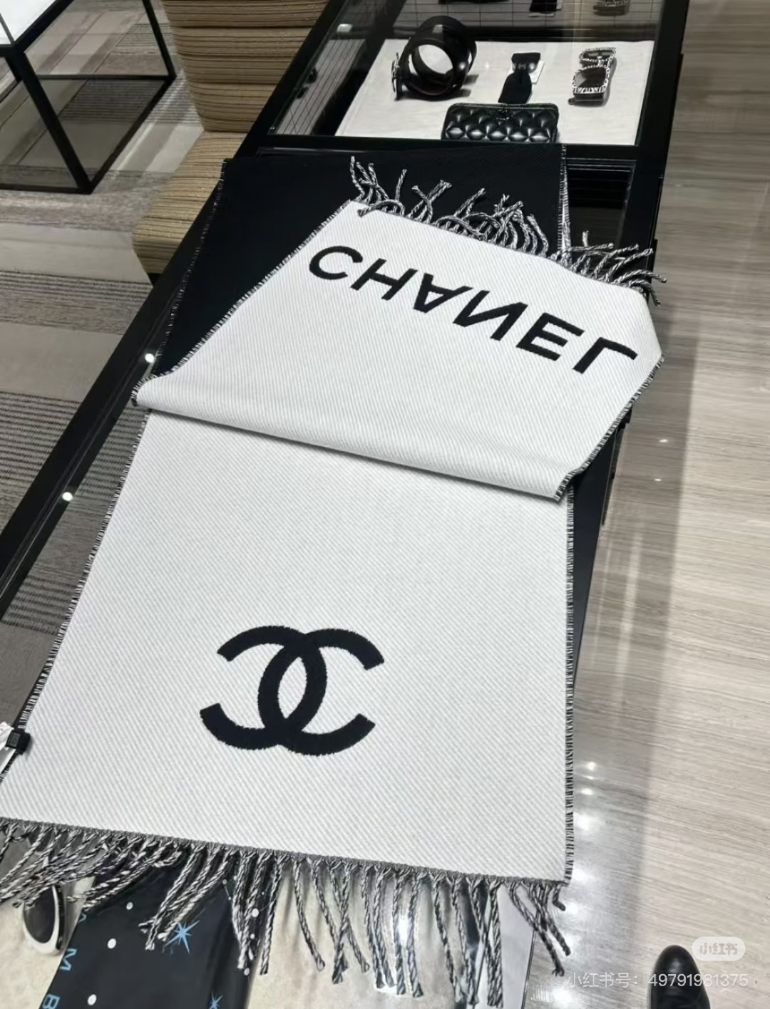 Chanel 𝐂𝐡𝐚𝐧𝐞𝐥 • 𝟐𝟓《斜纹大Logo长巾》黑色