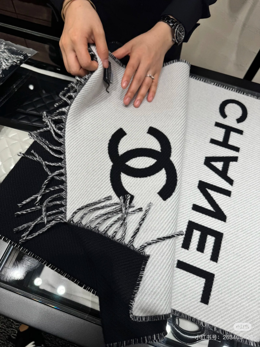 Chanel 𝐂𝐡𝐚𝐧𝐞𝐥 • 𝟐𝟓《斜纹大Logo长巾》黑色