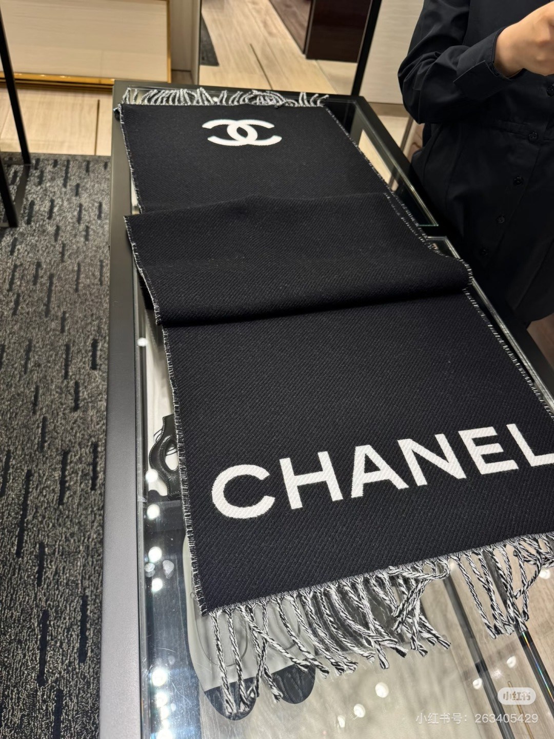 Chanel 𝐂𝐡𝐚𝐧𝐞𝐥 • 𝟐𝟓《斜纹大Logo长巾》黑色