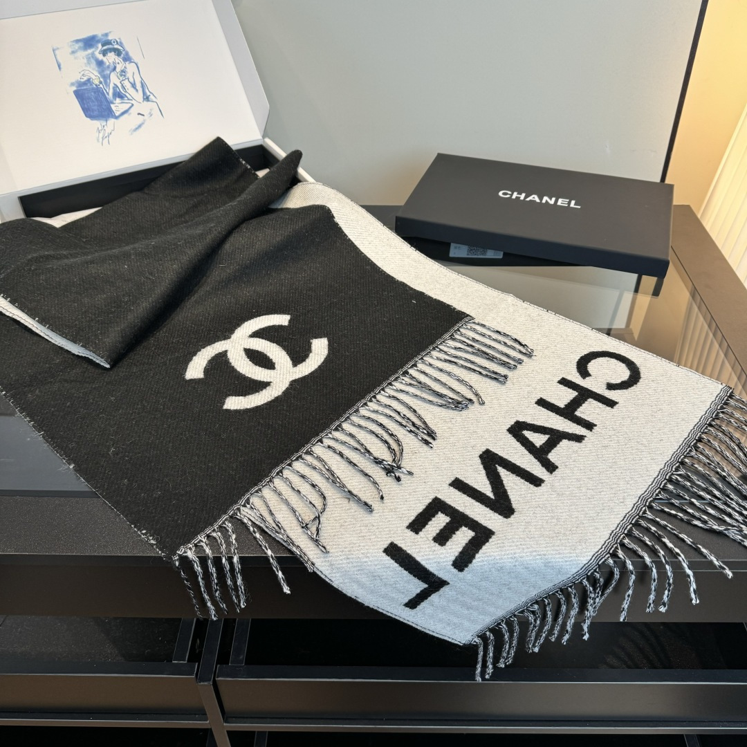 Chanel 𝐂𝐡𝐚𝐧𝐞𝐥 • 𝟐𝟓《斜纹大Logo长巾》黑色
