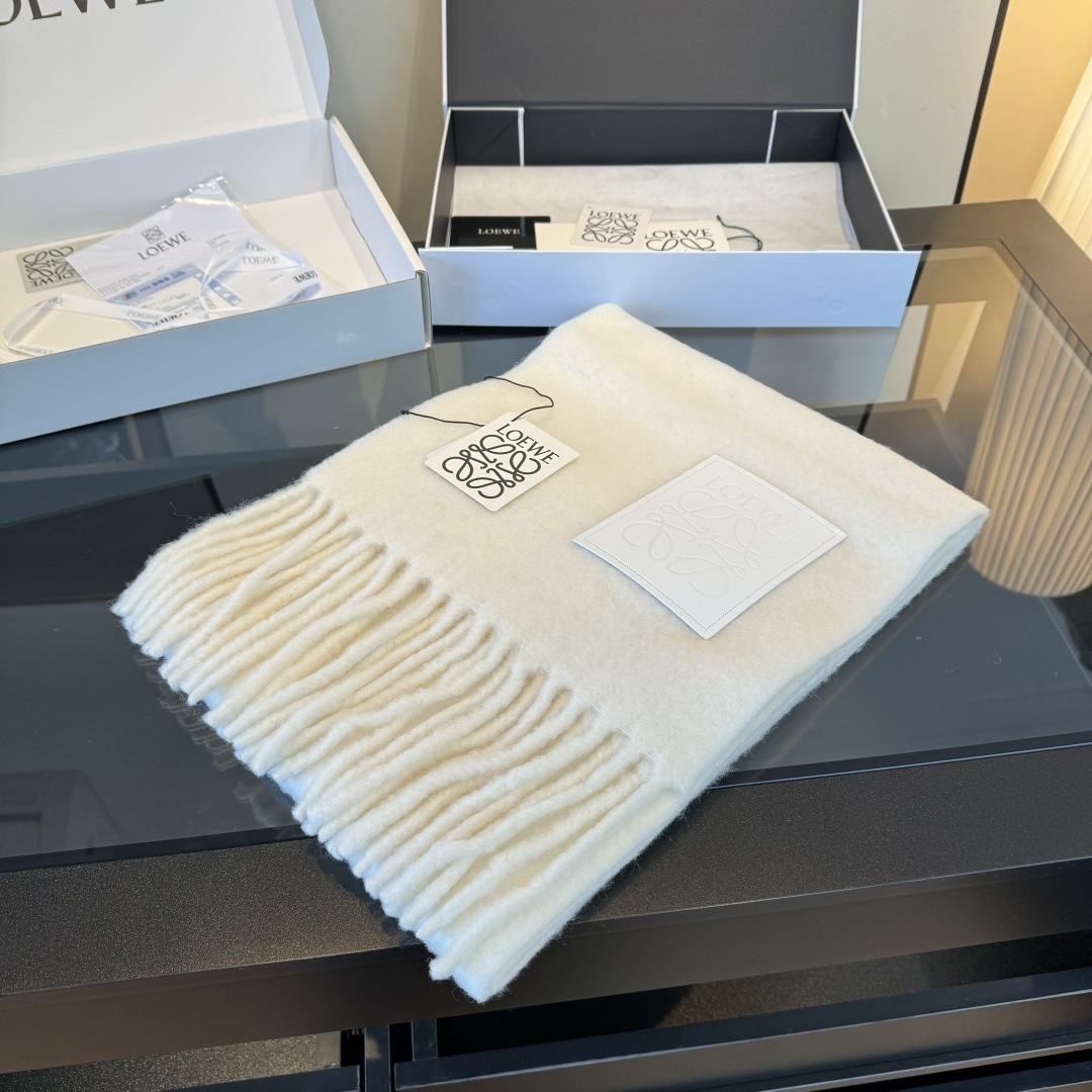 Loewe 小红书同款Loewe罗意威新品彩色马海毛围巾 斯德哥尔摩的温暖色彩 第一眼便爱上