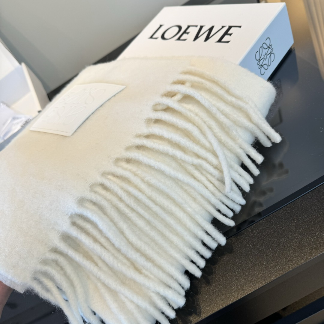 Loewe 小红书同款Loewe罗意威新品彩色马海毛围巾 斯德哥尔摩的温暖色彩 第一眼便爱上