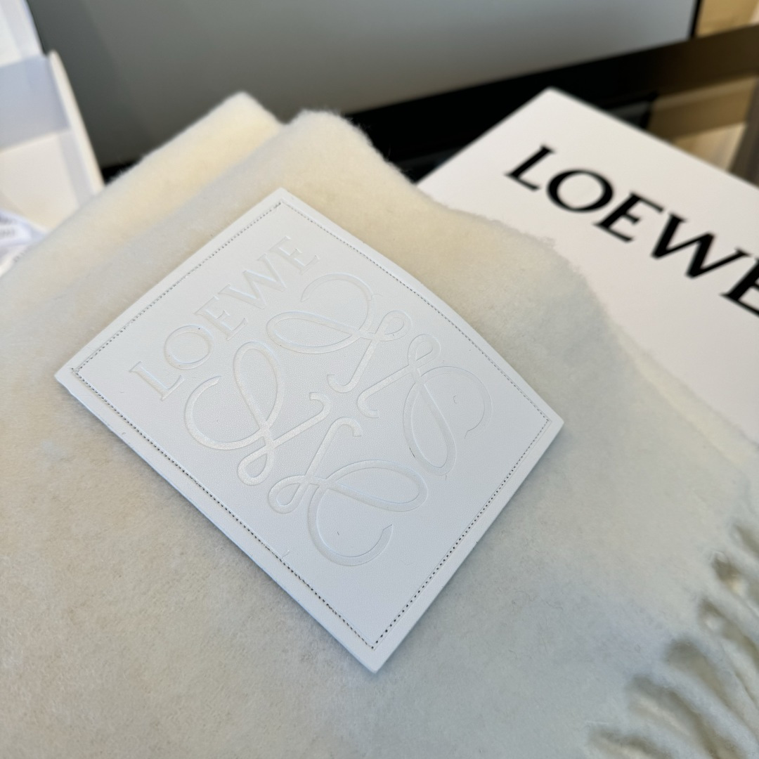 Loewe 小红书同款Loewe罗意威新品彩色马海毛围巾 斯德哥尔摩的温暖色彩 第一眼便爱上
