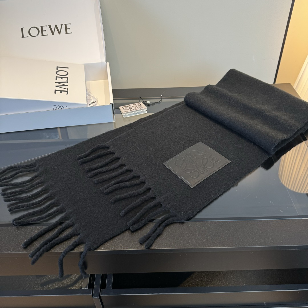 Loewe 小红书同款Loewe罗意威新品彩色马海毛围巾 斯德哥尔摩的温暖色彩 第一眼便爱上